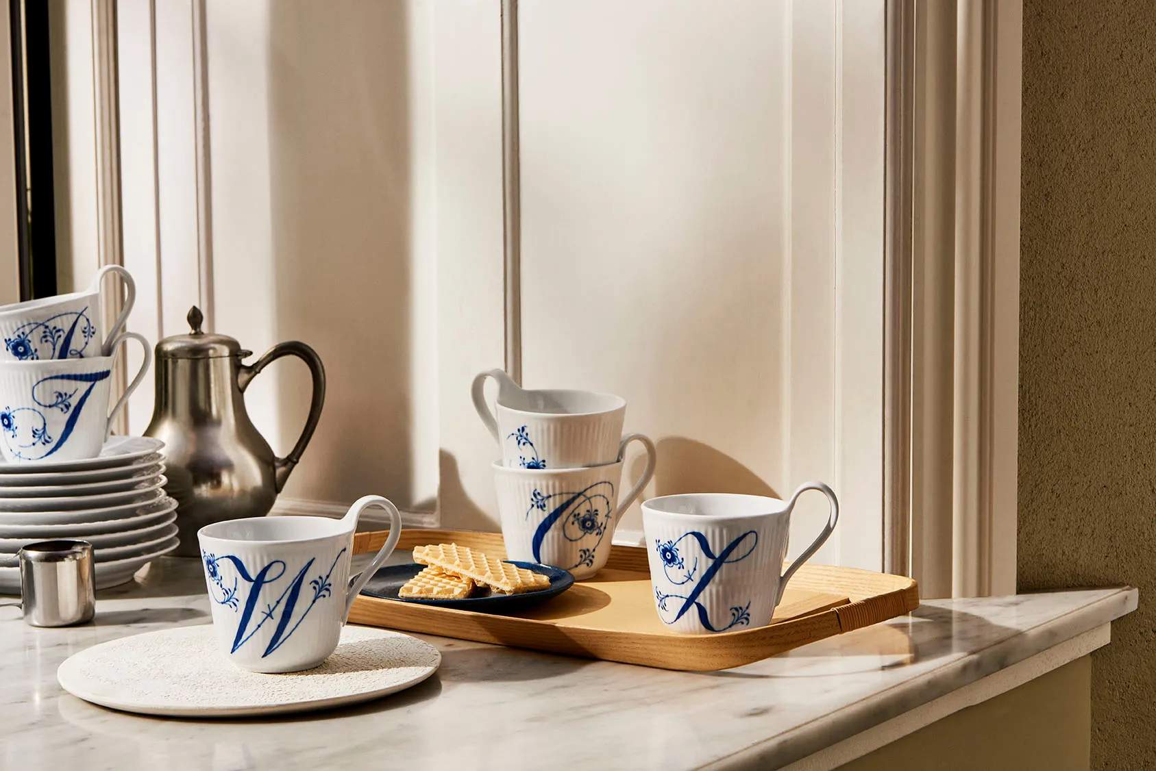 Royal Copenhagen Krus og kopper med hank Alfabet Kollektion Højhankskop - W i W krus, 2