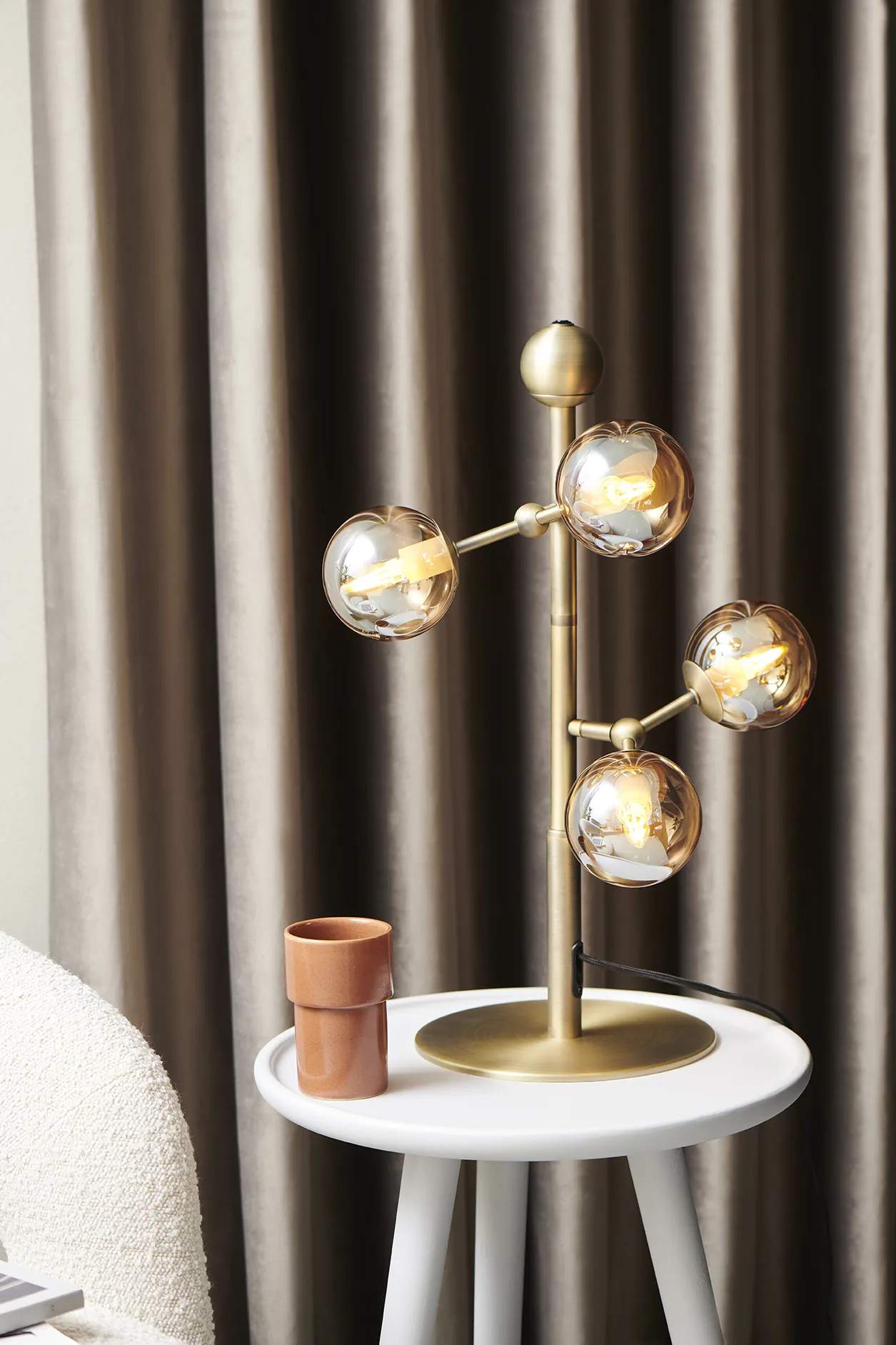 Halo Design Bordlamper Atom Bordlampe i Amber, 2