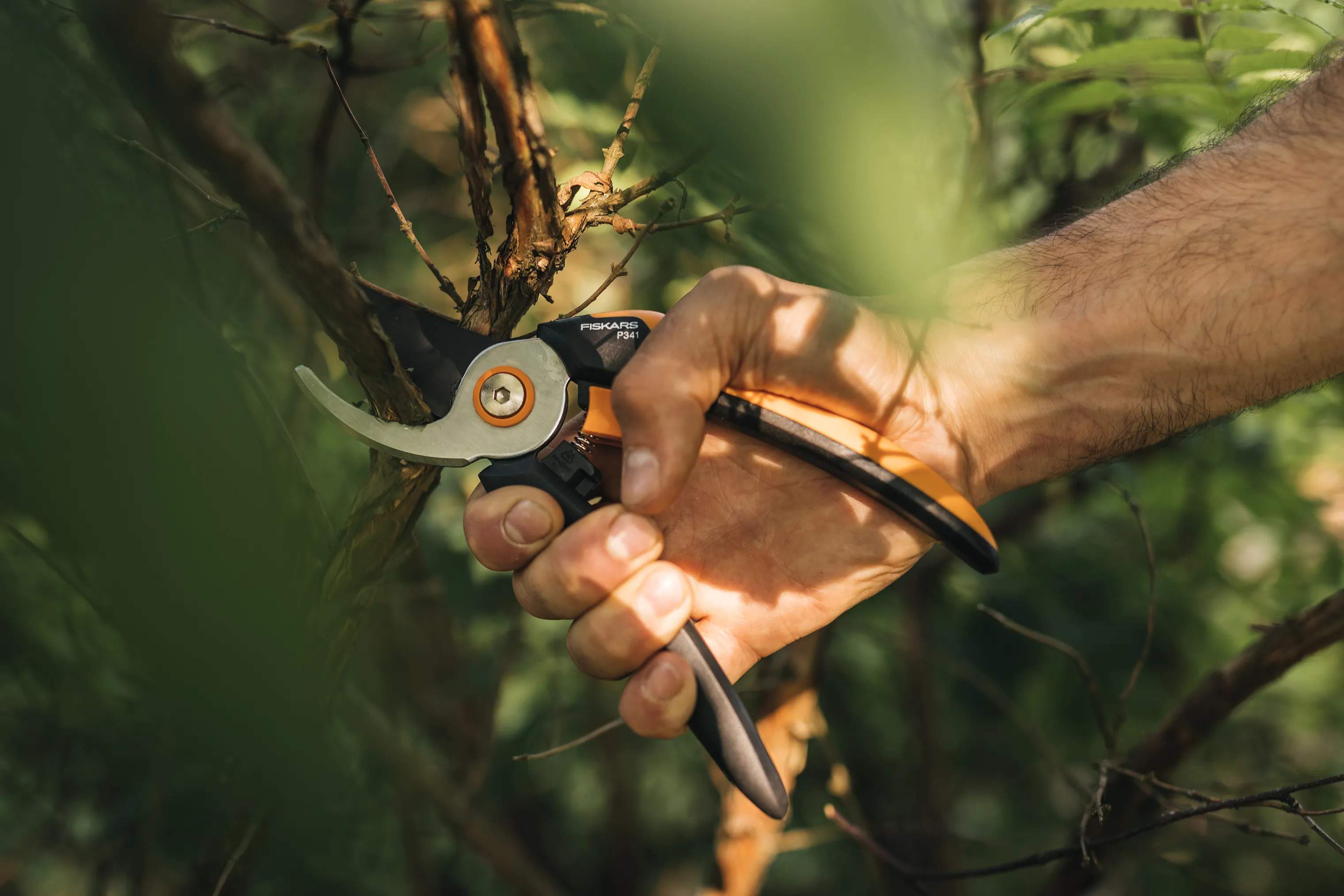 Fiskars Haveredskaber Solid Beskæresaks med sideskær (P341) i Sort/orange, 2