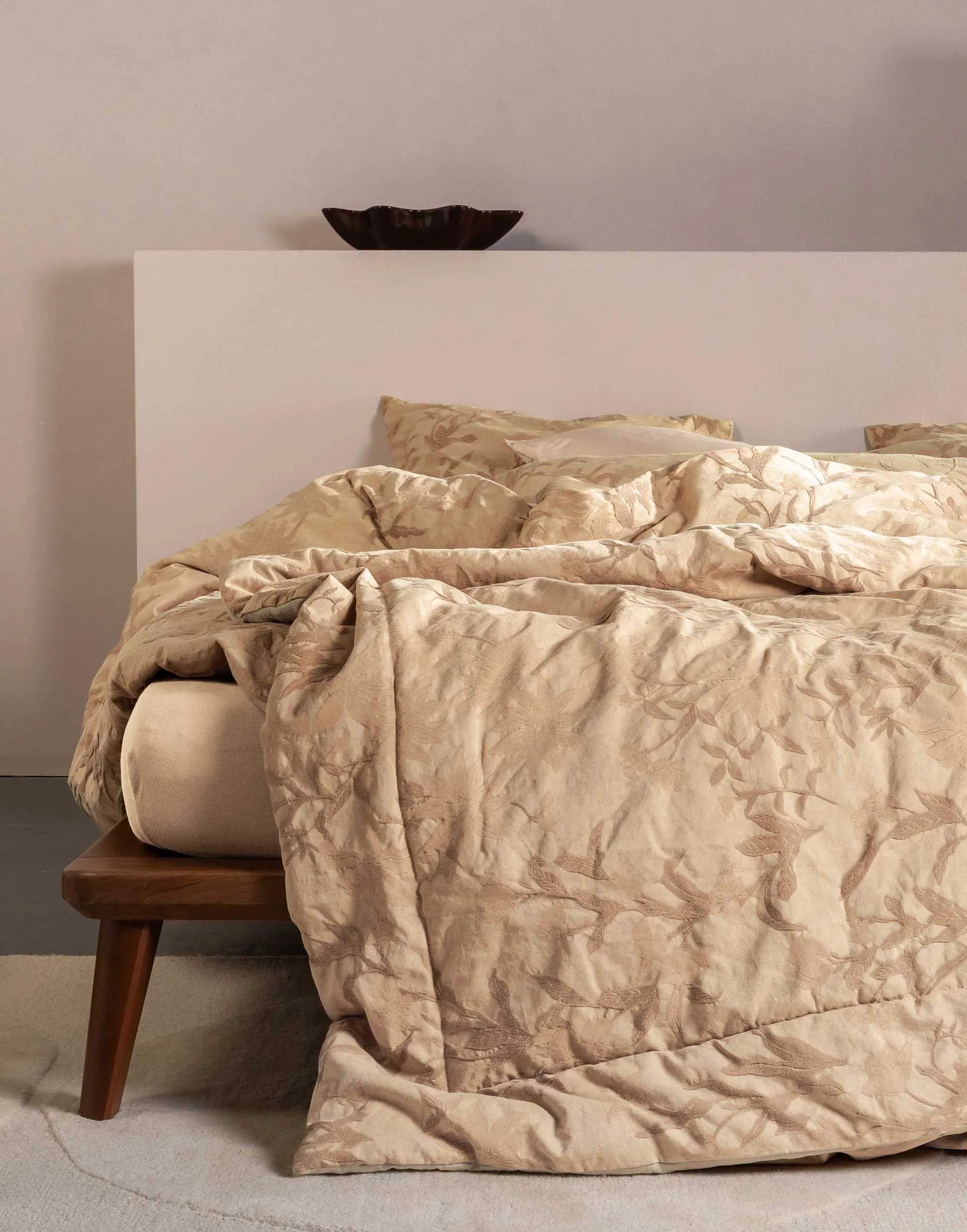 Essenza Sengetæpper Claudine Sengetæppe i Golden sand, B220 x L265 cm, 2