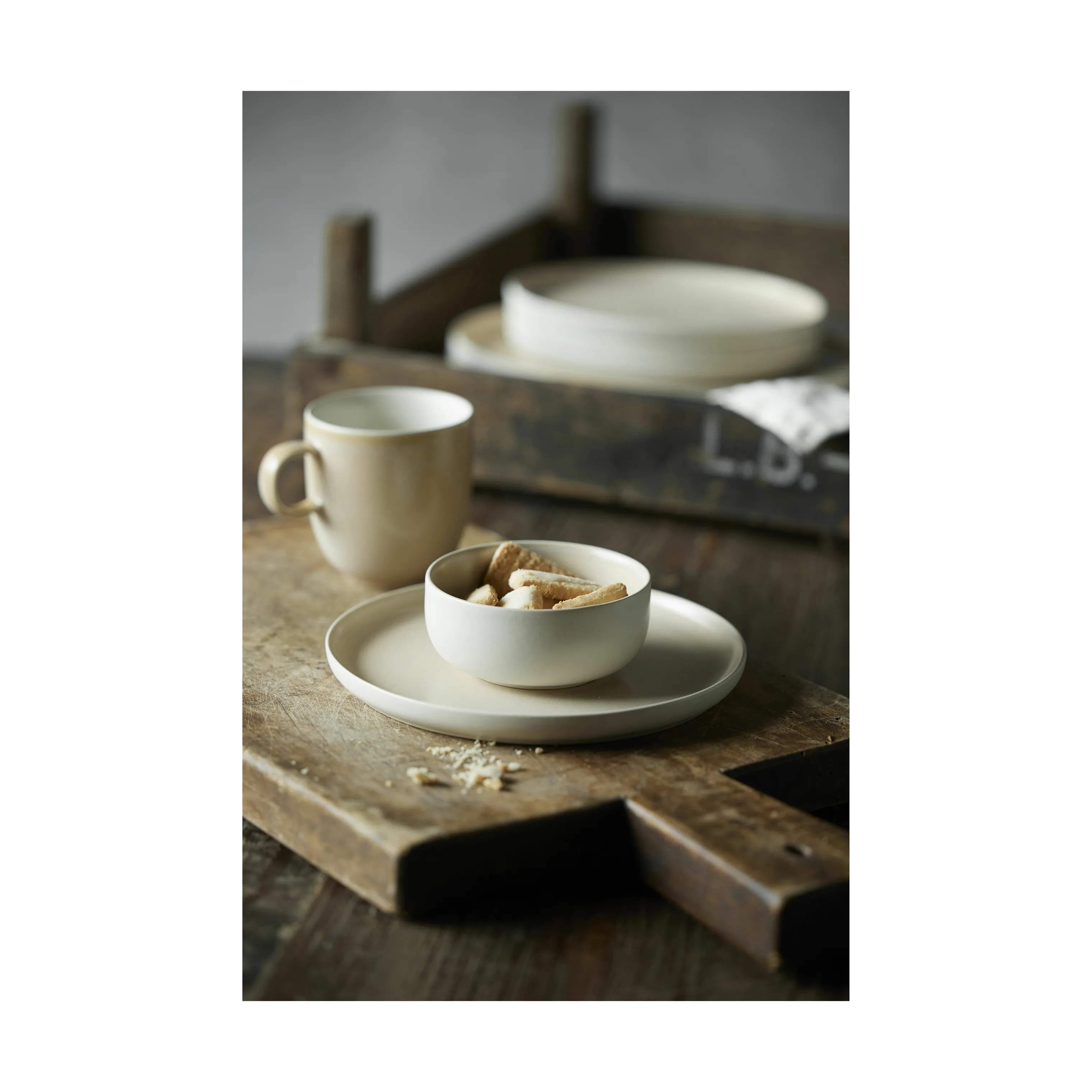 Studio Round Krus og kopper med hank North Krus i Matte sand/matte white, 2
