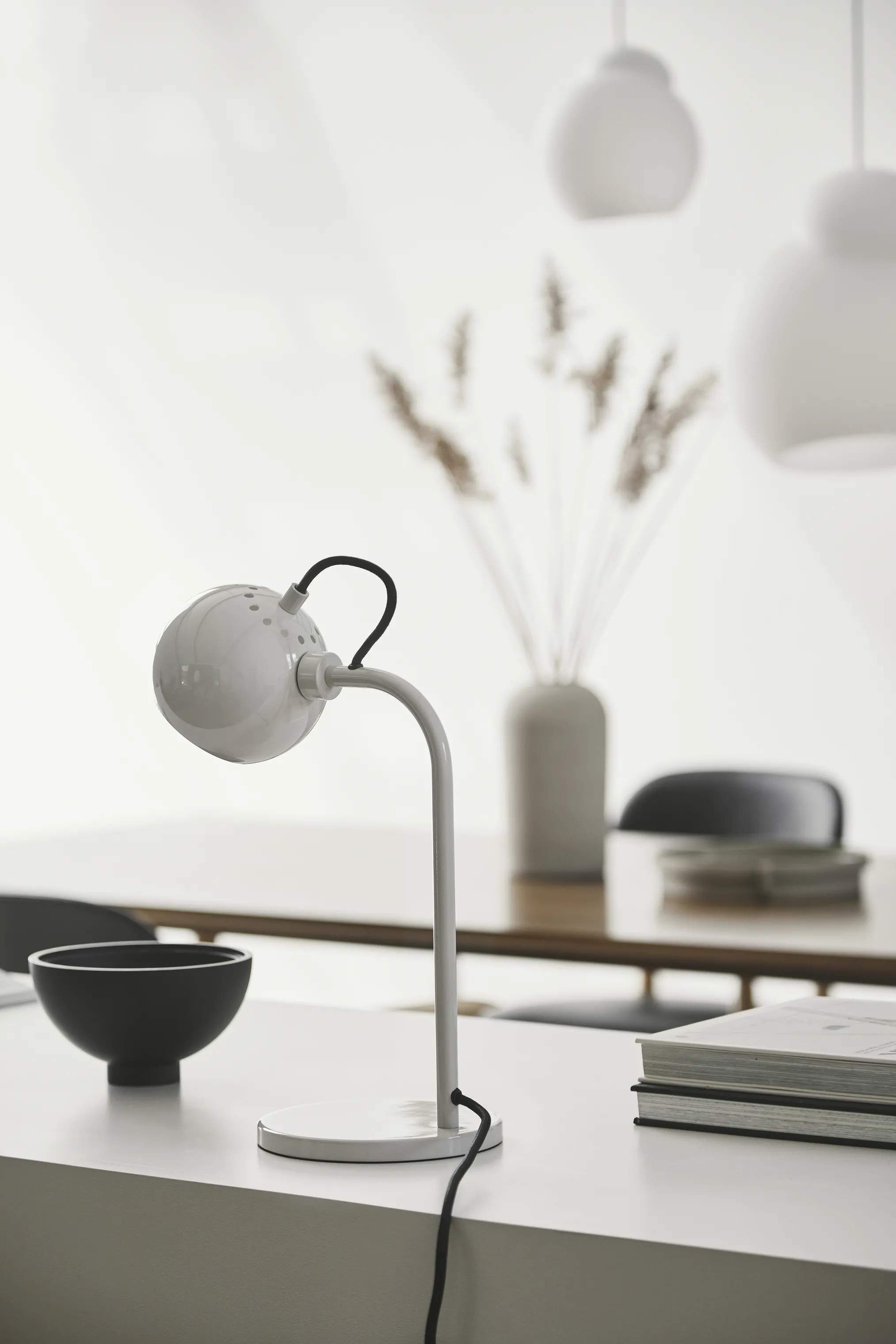 FRANDSEN Bordlamper Ball Bordlampe i glossy lyse grå, 2
