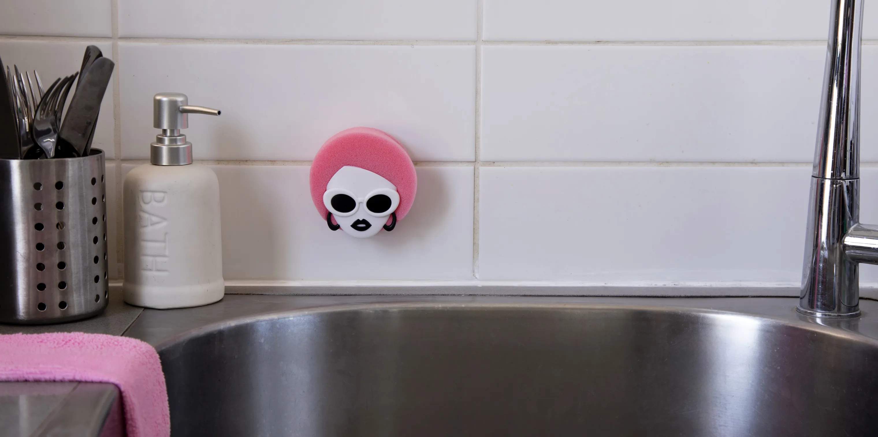 Peleg Design Øvrigt tilbehør til opvask Holder til Skuresvamp -  Dishco Girl i Hvid, Sort, Pink, 3