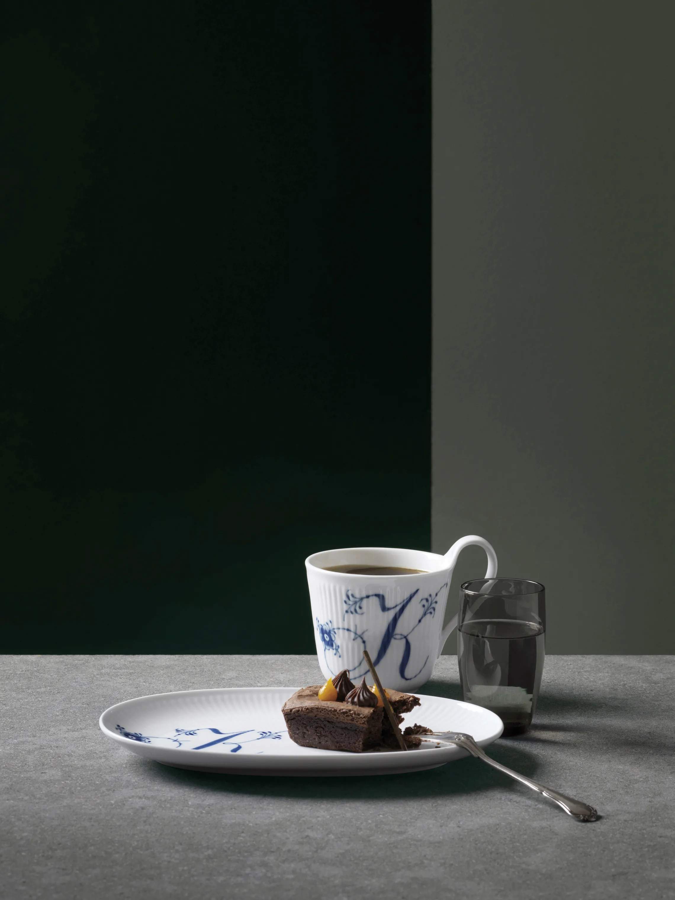 Royal Copenhagen Krus og kopper med hank Alfabet Kollektion Højhankskop - K i K krus, 2