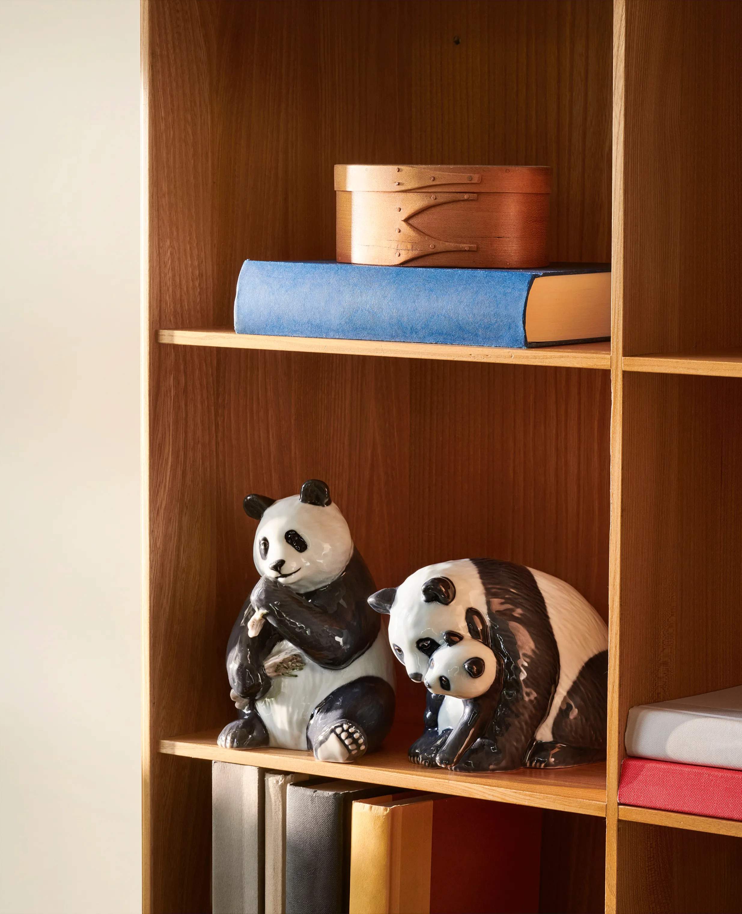 Royal Copenhagen Dyrefigurer Figurine Figur - Spisende Panda i Hvid/Sort, 3