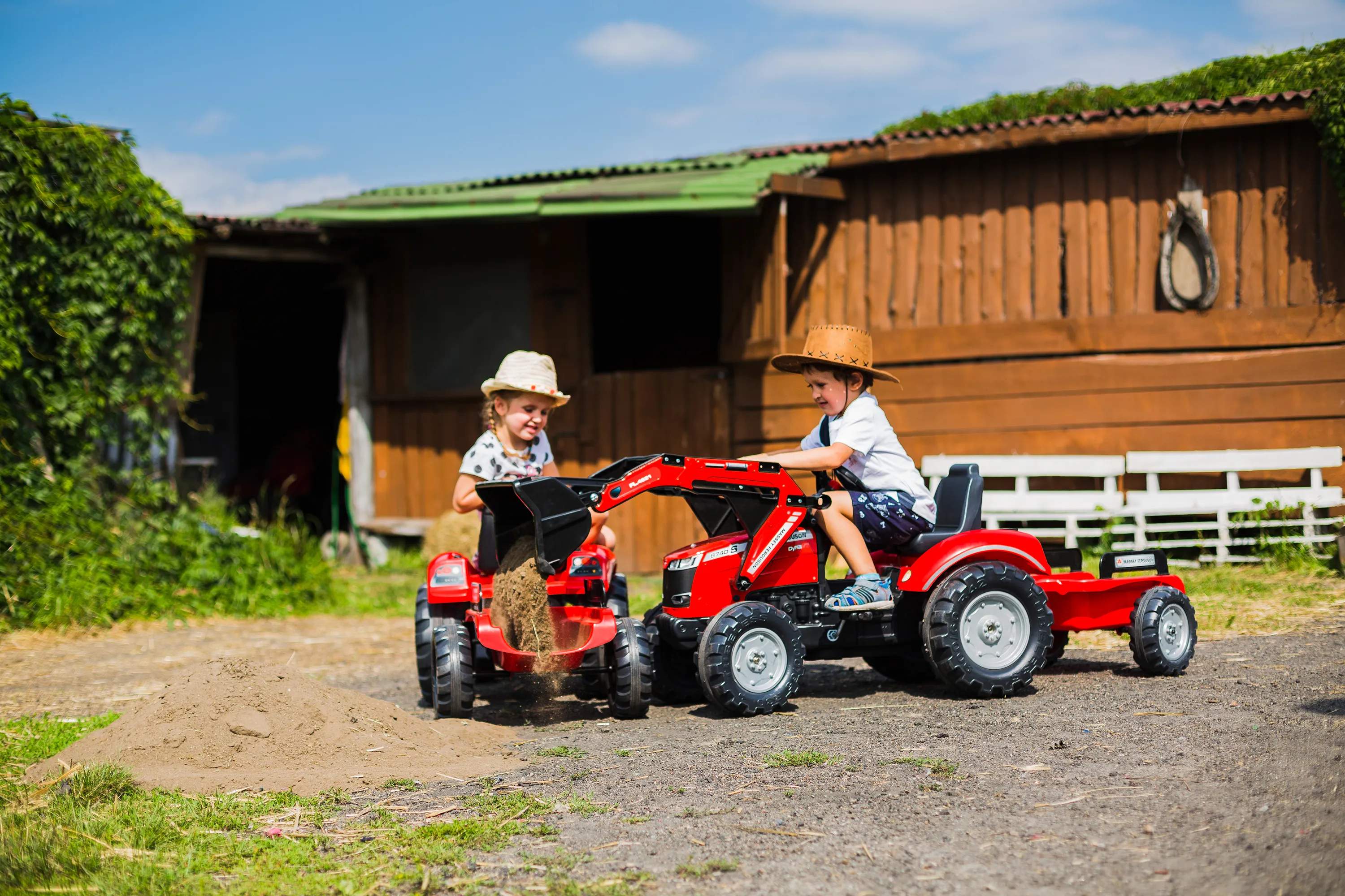 FALK Øvrig udeleg Massey Ferguson pedaltraktor i Rød, 2