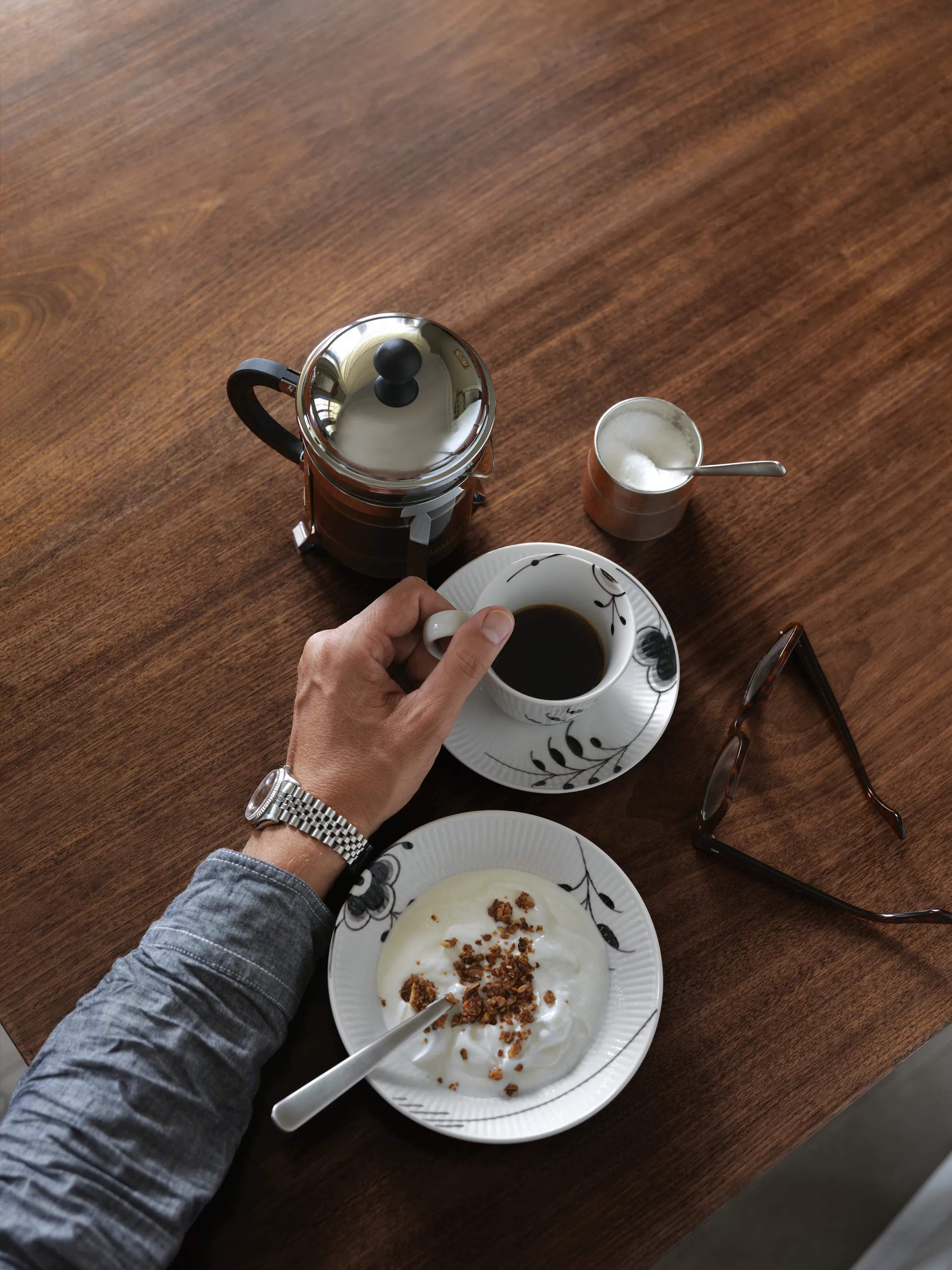 Royal Copenhagen Krus og kopper med hank Sort Mega Riflet Kaffekop i Sort/hvid, 24 cl, 2
