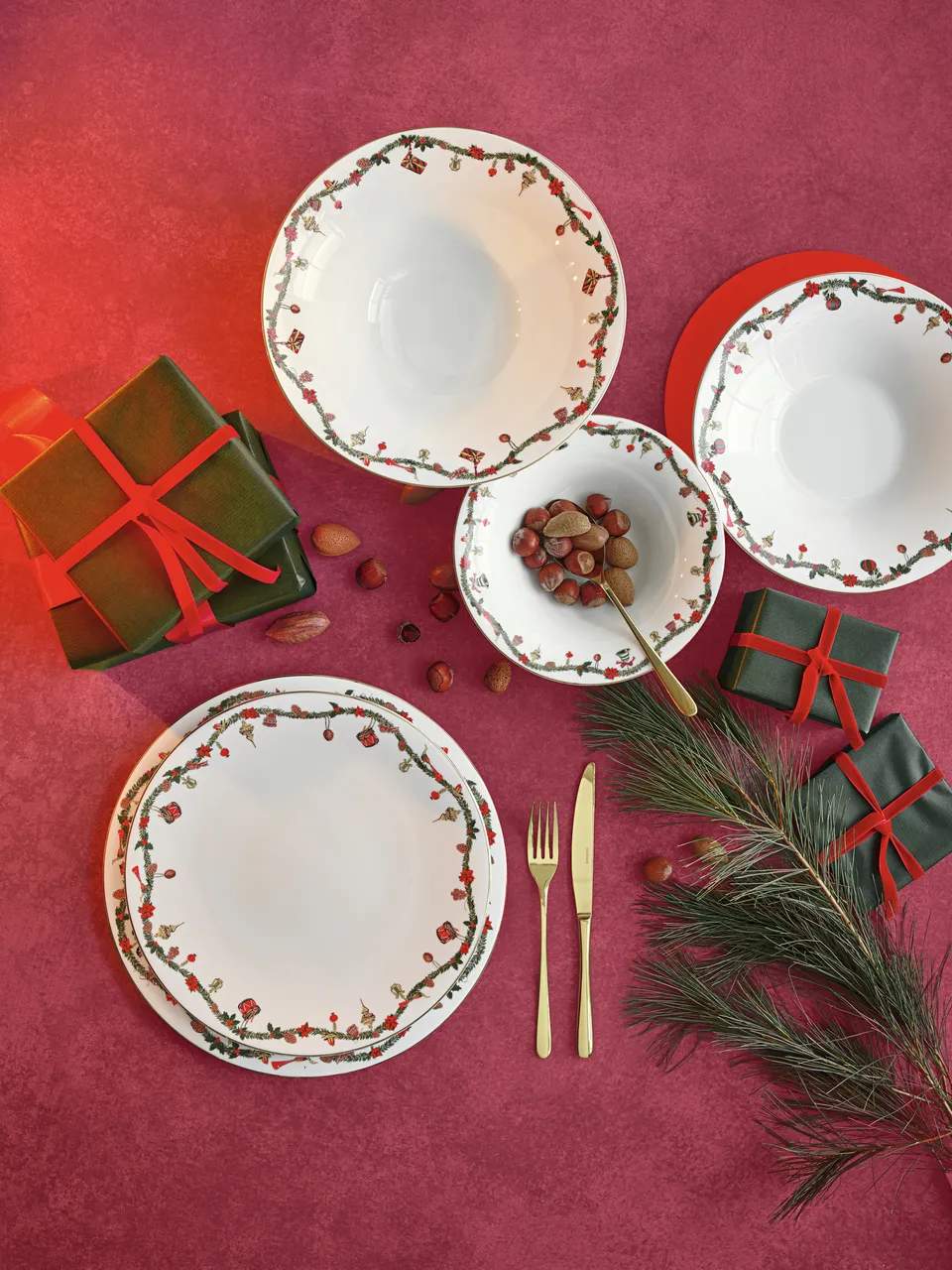 Hutschenreuther Middagstallerkener Nora Christmas Undertallerken i Hvid med rød/grøn/gylden julegirlande, 3