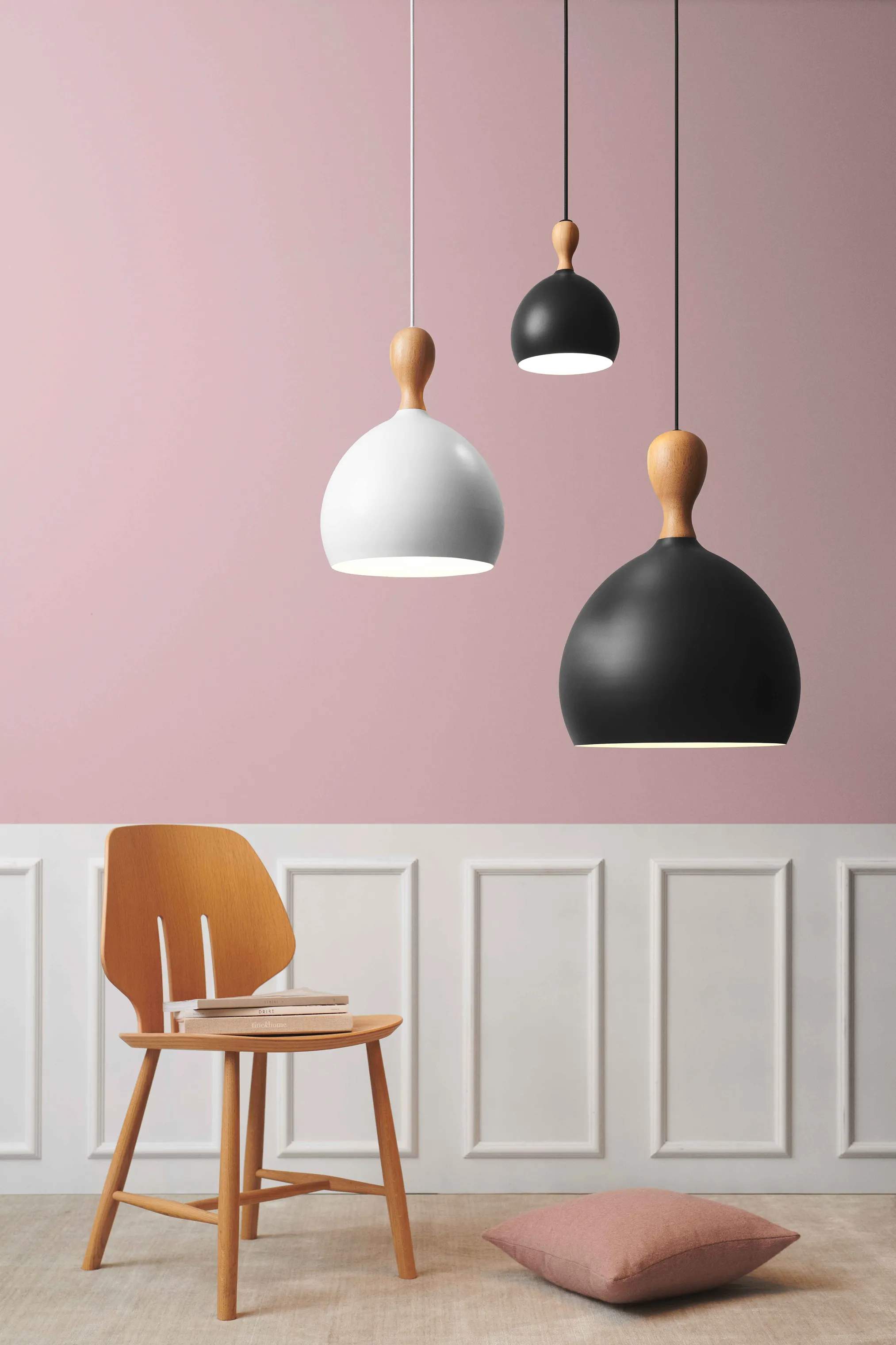 Halo Design Pendler Dueodde Pendel i Sort/lyst træ, 39 cm, 2