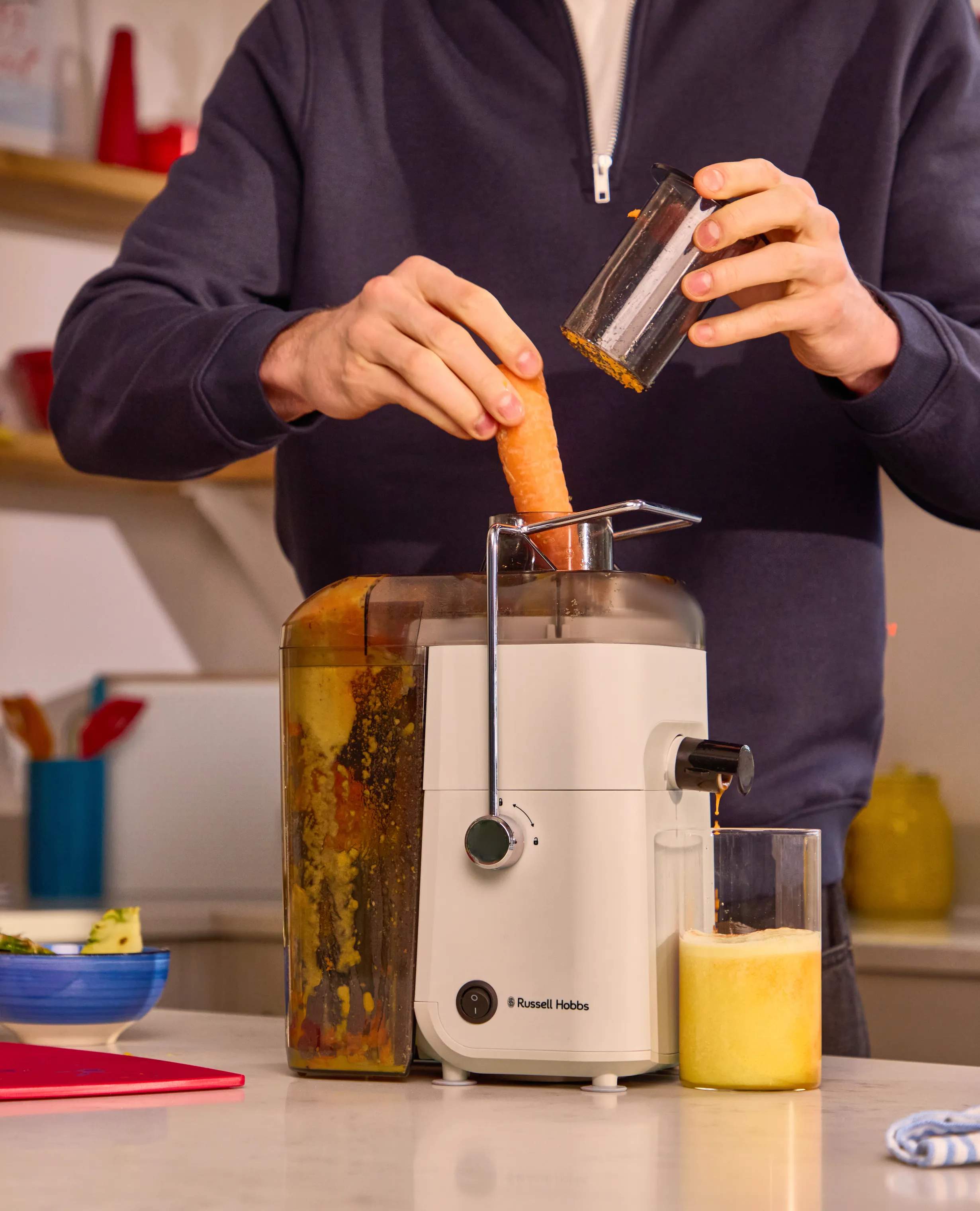 Russell Hobbs Juicepressere JuiceLuxe Juicer i Beige, 3