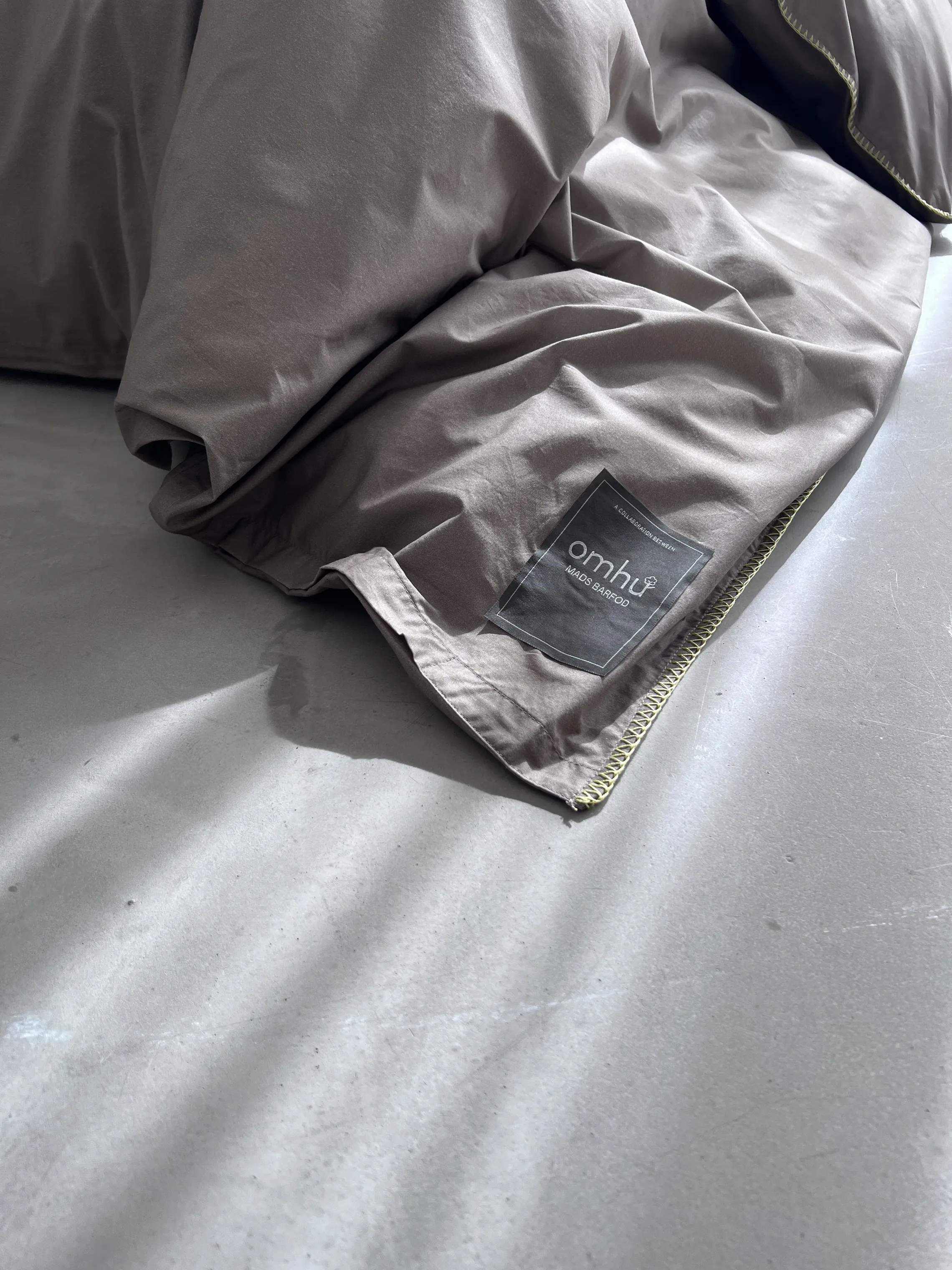 omhu x Mads Barfod Sengetøj Edge Sengetøj i Taupe, B140 x L200 cm, 1