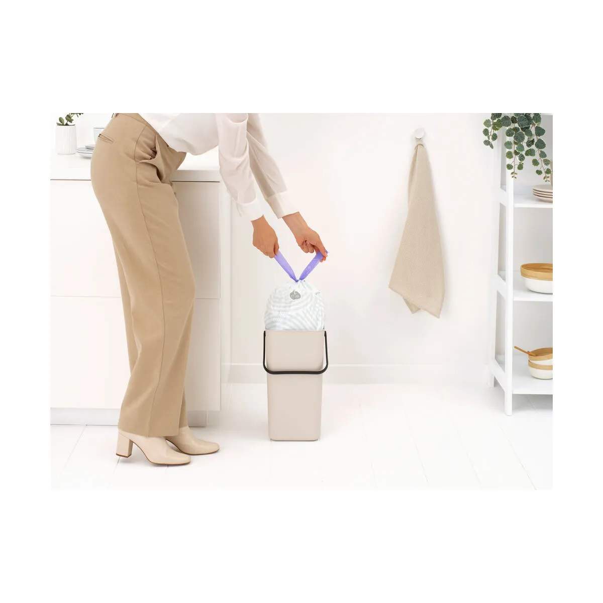 Brabantia Spande uden pedal Sort & Go Affaldsspand i Soft Beige, 16 L, 3