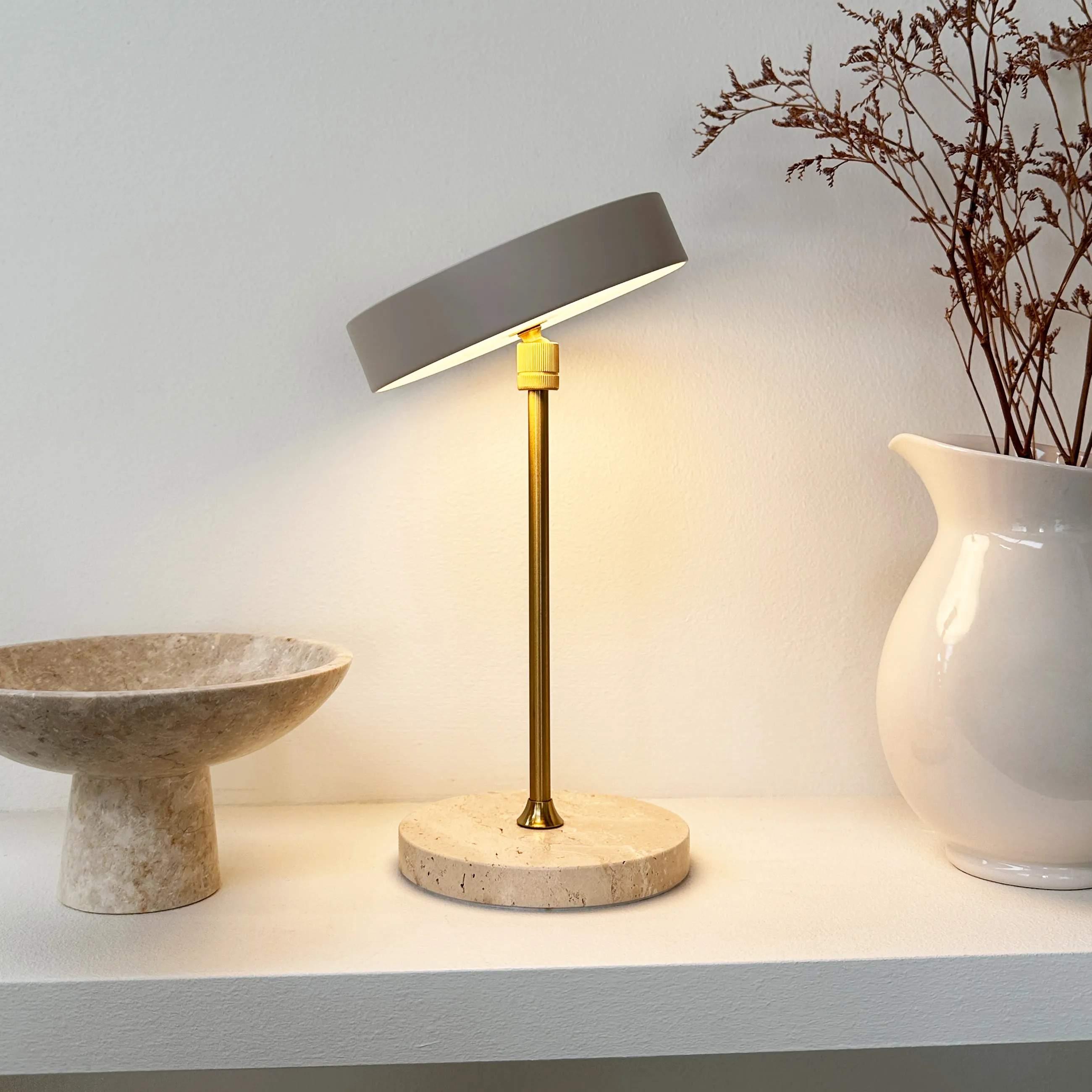 Dyberg Larsen Bordlamper Moonlight Bordlampe i Beige/ Travertin/ Messing, 2