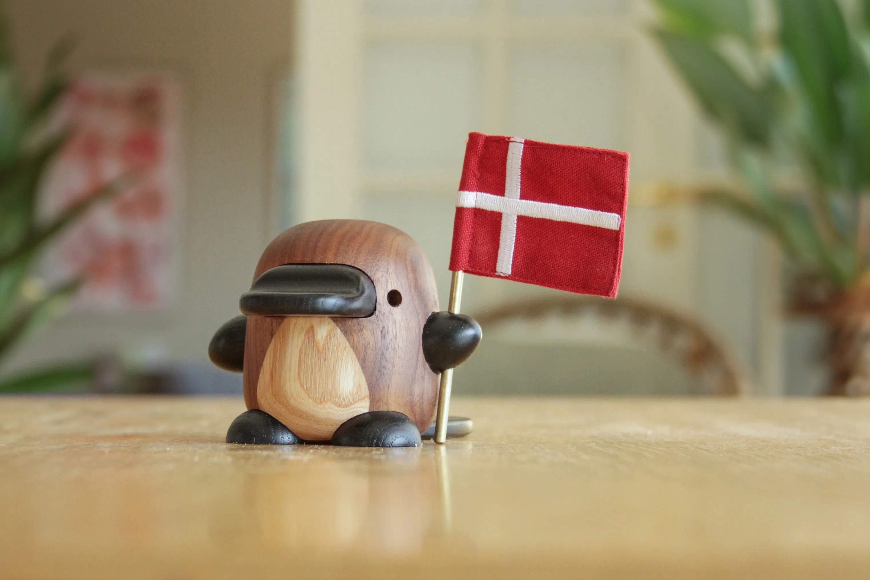 FableWood Dyrefigurer Næbdyr m. flag - Perry i Valnød/Ask, 2
