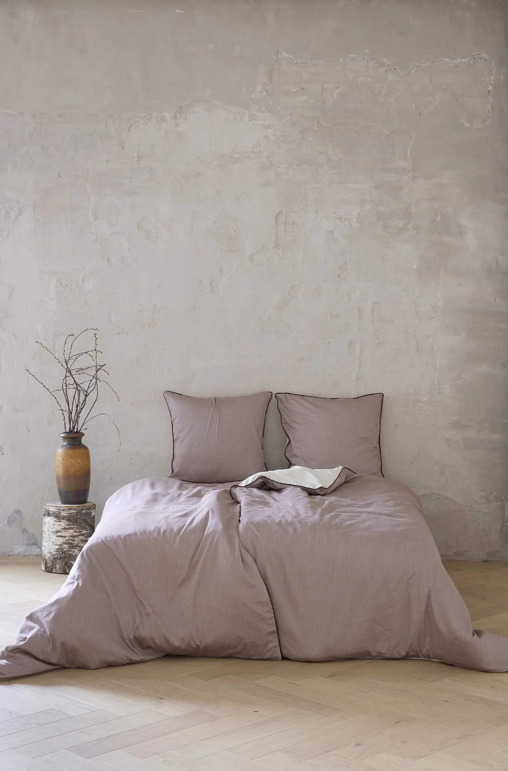 omhu Sengetøj Pin Stripe Sengetøj i Bordeaux/sand, B140 x L220 cm, 2