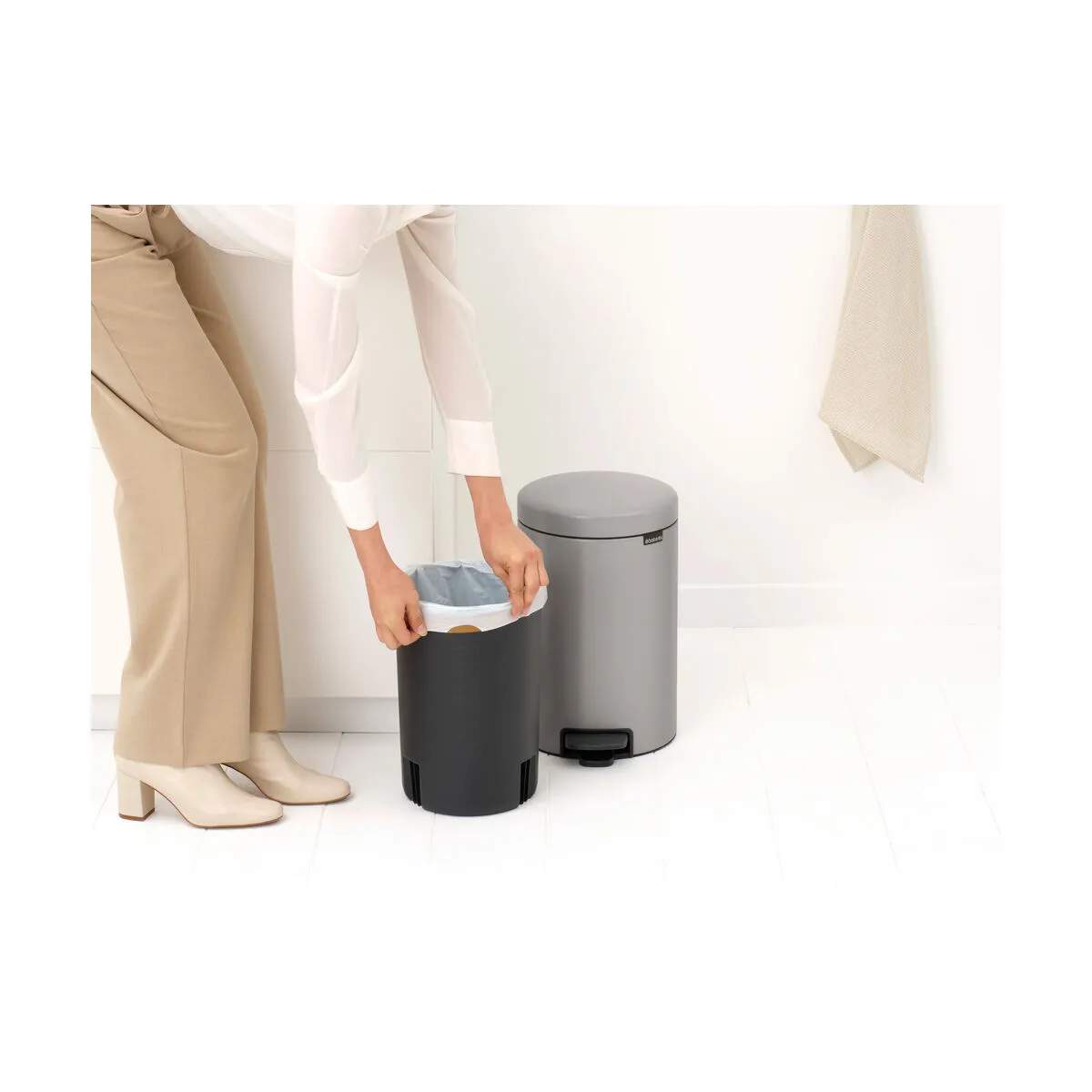 Brabantia Toiletspande NewIcon Pedalspand i Soft Grey, 12 L, 4