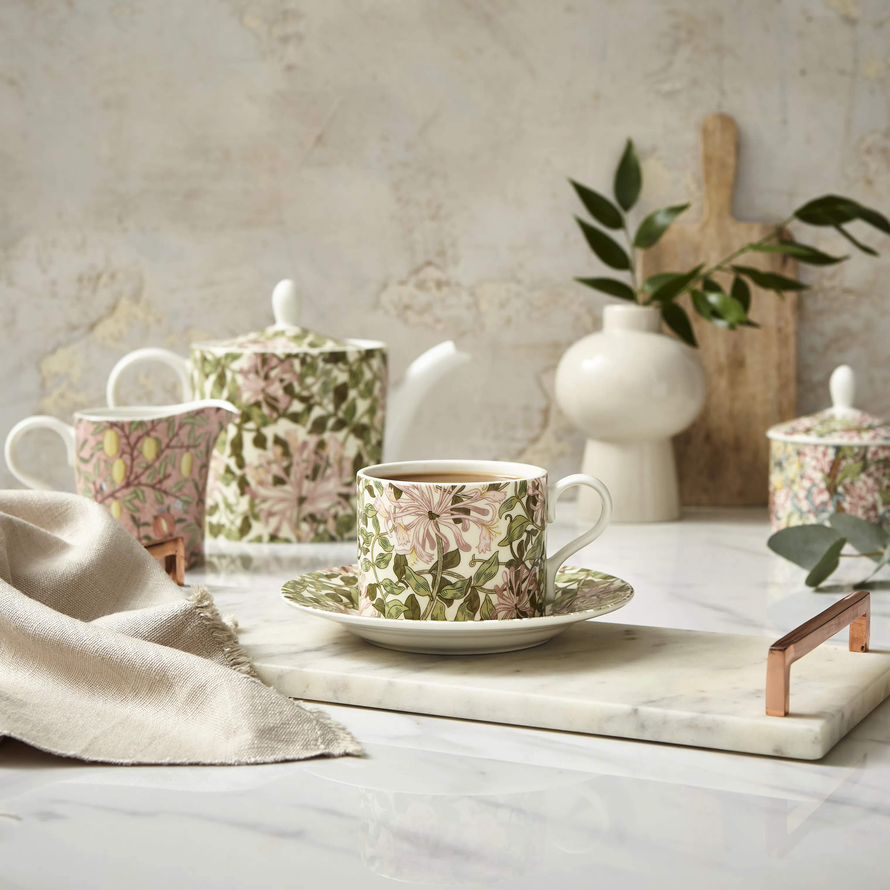 Spode Krus og kopper med hank Morris & Co Tekop m. underkop i Lyserød/Grøn, 2