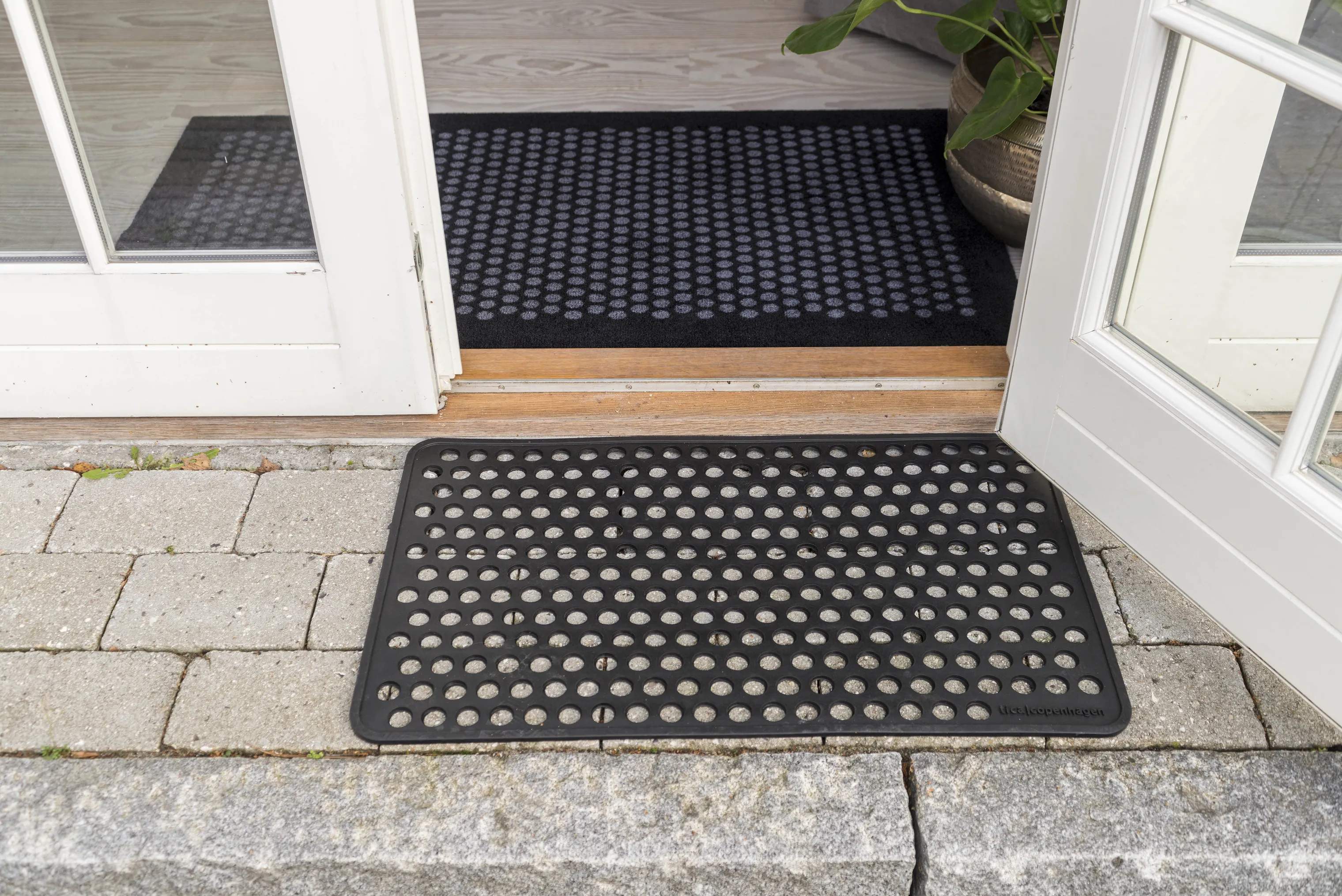 Tica Copenhagen Dørmåtter Dot Dørmåtte i Sort, B45 x L75 cm, 3