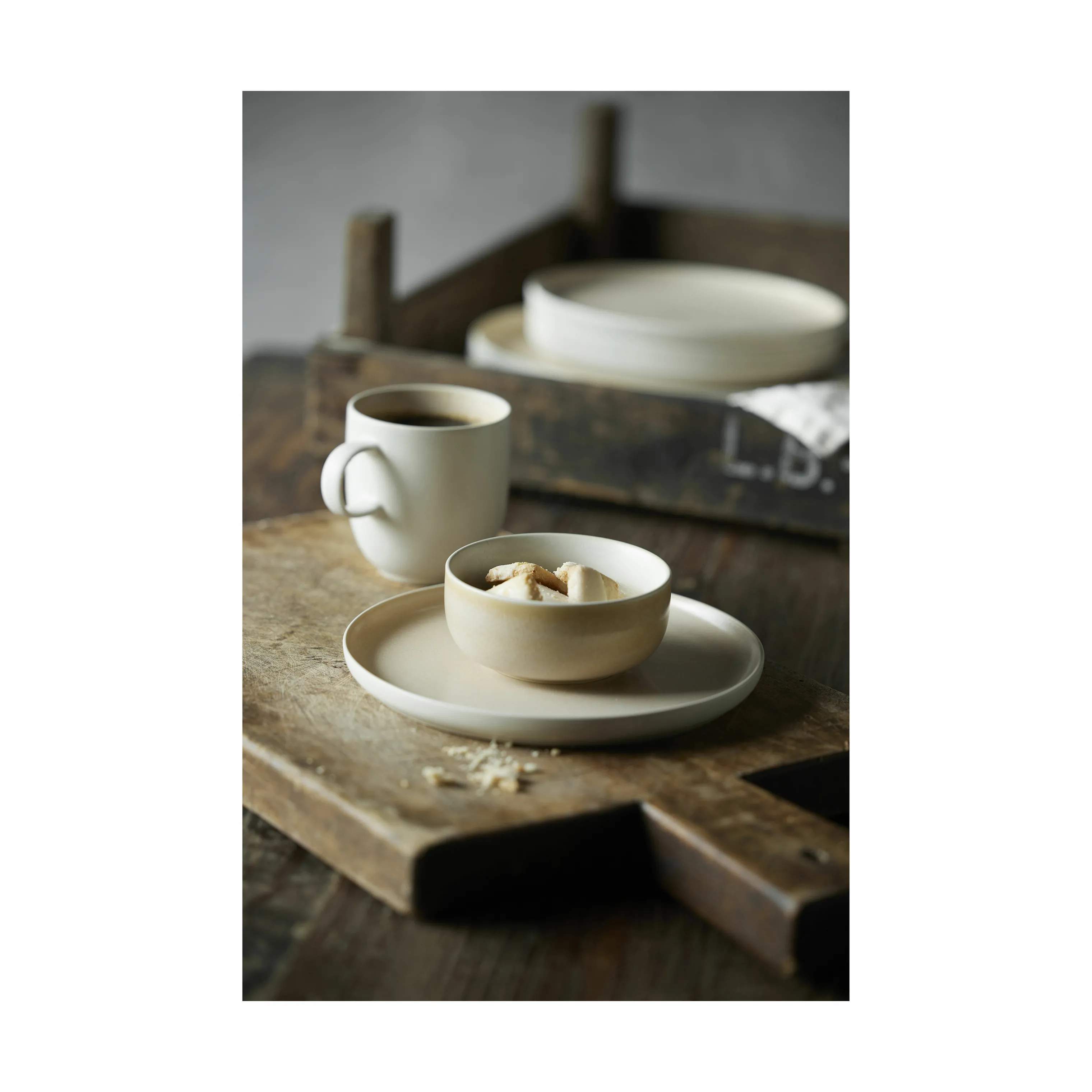 Studio Round Krus og kopper med hank North Krus i Matte white/matte sand, 5