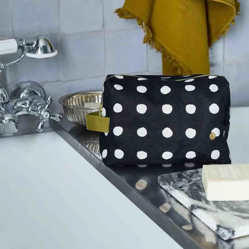 La Cerise sur le gâteau
 Toilettasker Mia Toilettaske i CAVIAR, 2