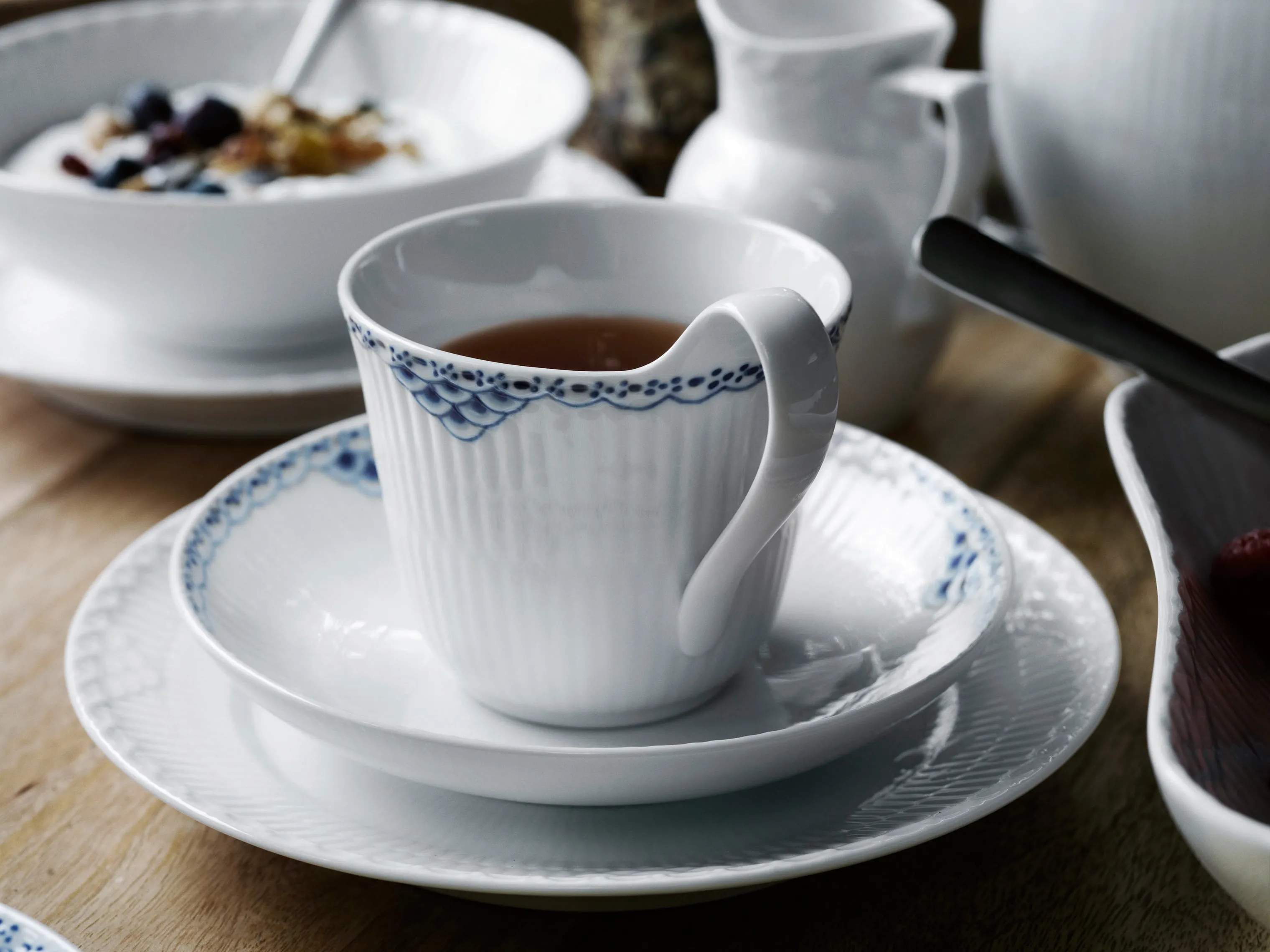 Royal Copenhagen Krus og kopper med hank Prinsesse Kaffekop m. underkop i Koboltblå/hvid, 24 cl, 2