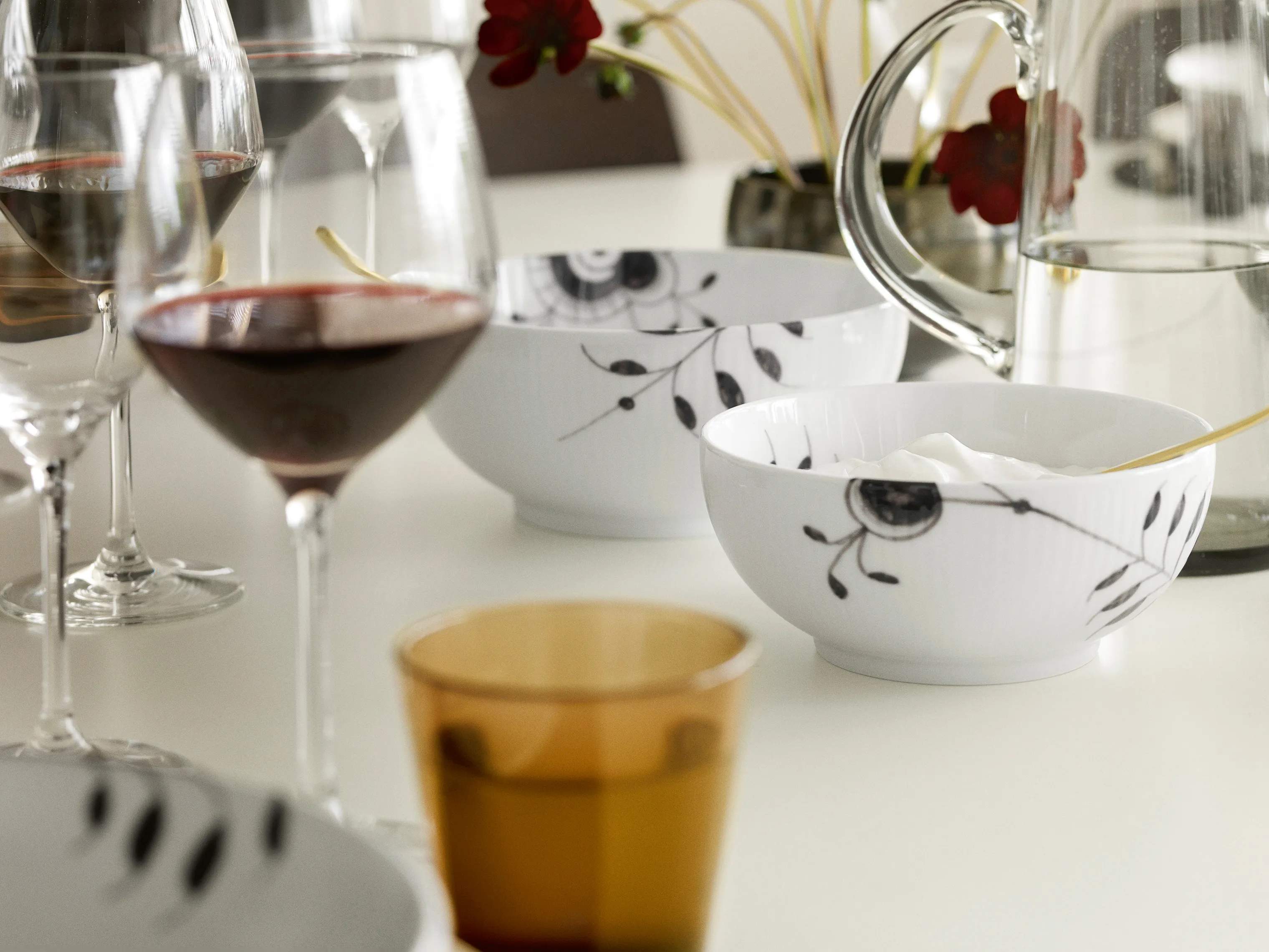 Royal Copenhagen Serveringsskåle Sort Mega Riflet Skål i Sort/hvid, 18 cm, 2