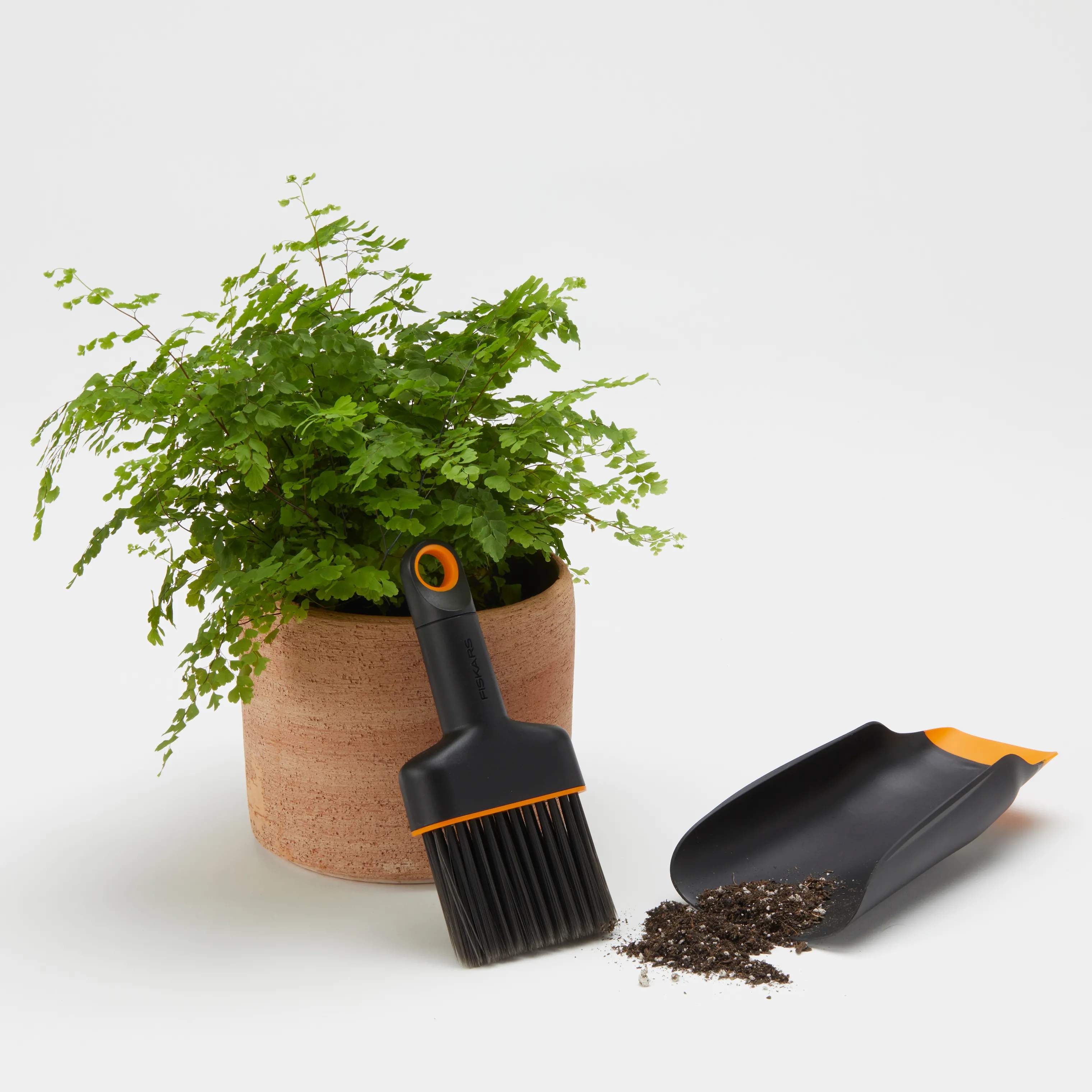 Fiskars Garden Haveredskaber Plant Care 2-i-1 Planteske og Børste i Sort/orange, 3