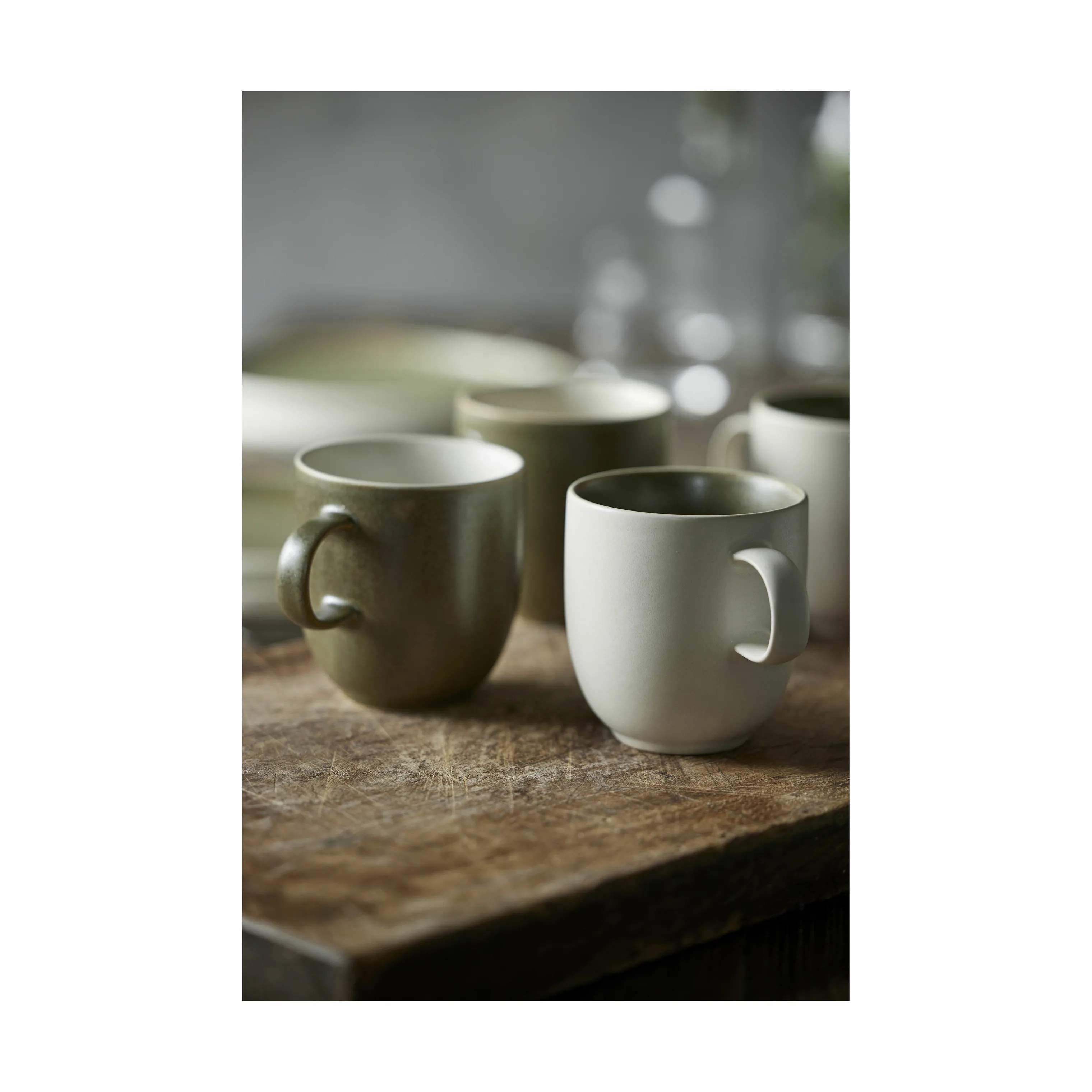 Studio Round Krus og kopper med hank North Krus i Matte white/matte Moss, 2