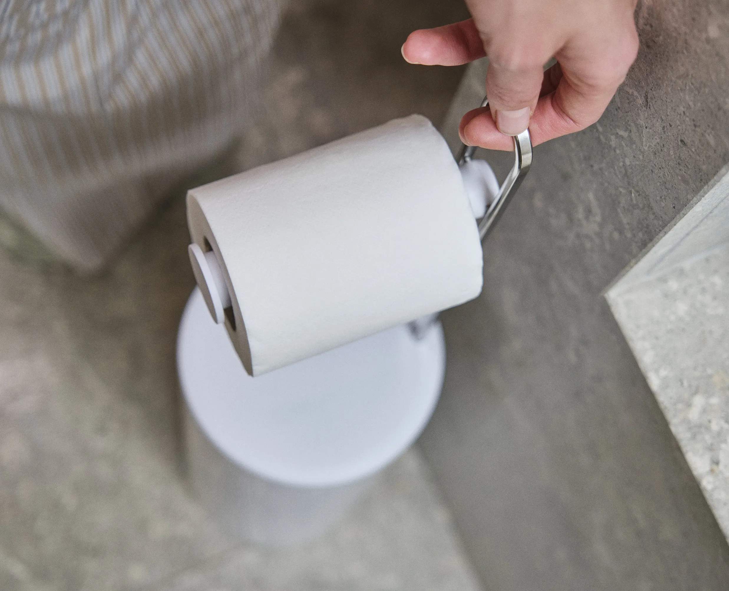 Joseph Joseph Toiletbørster EasyStore™ Toiletpapirsholder i White, 6
