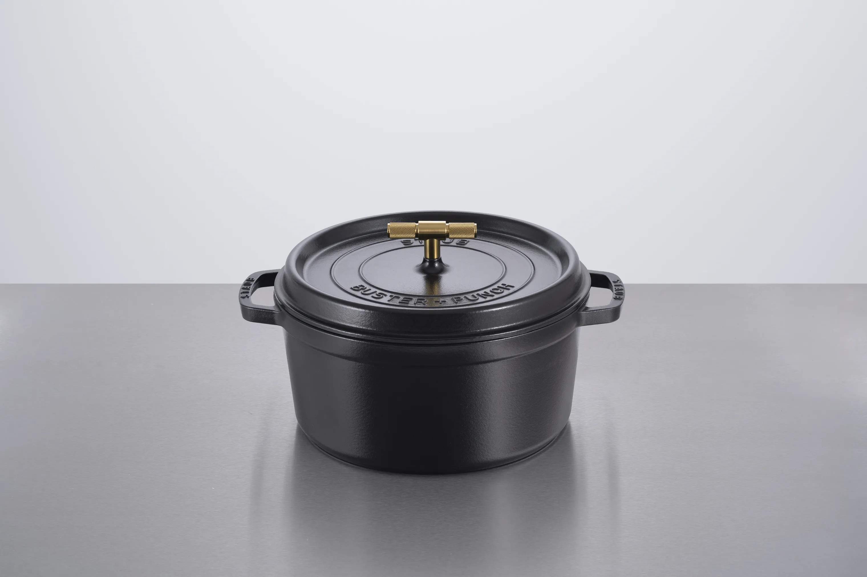 Staub Stegesøer Buster & Punch La Cocotte i Sort/messing, 6.75 L, 2