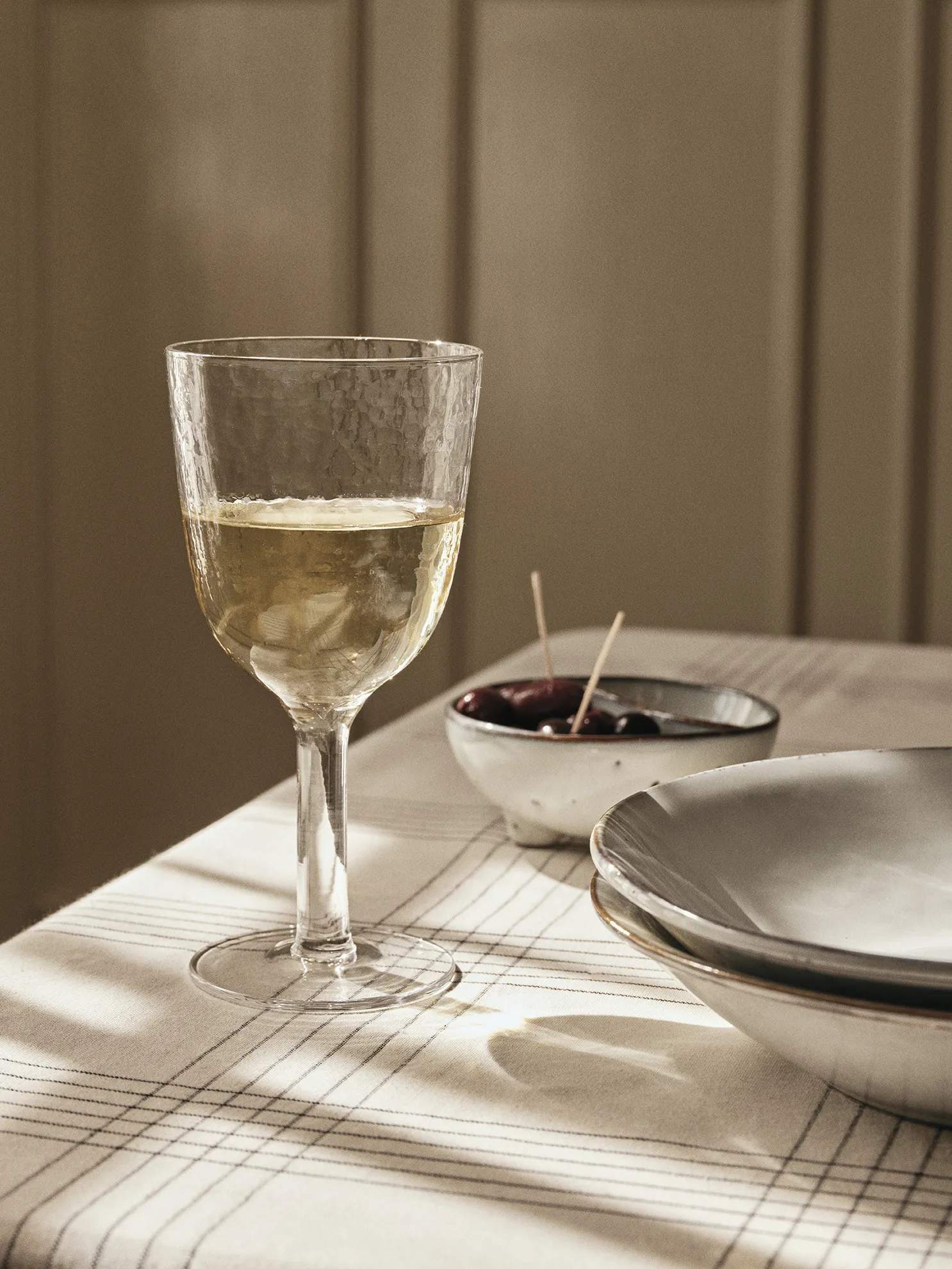 Broste Copenhagen Hvidvinsglas Hammered Hvidvinsglas i Klar, 5