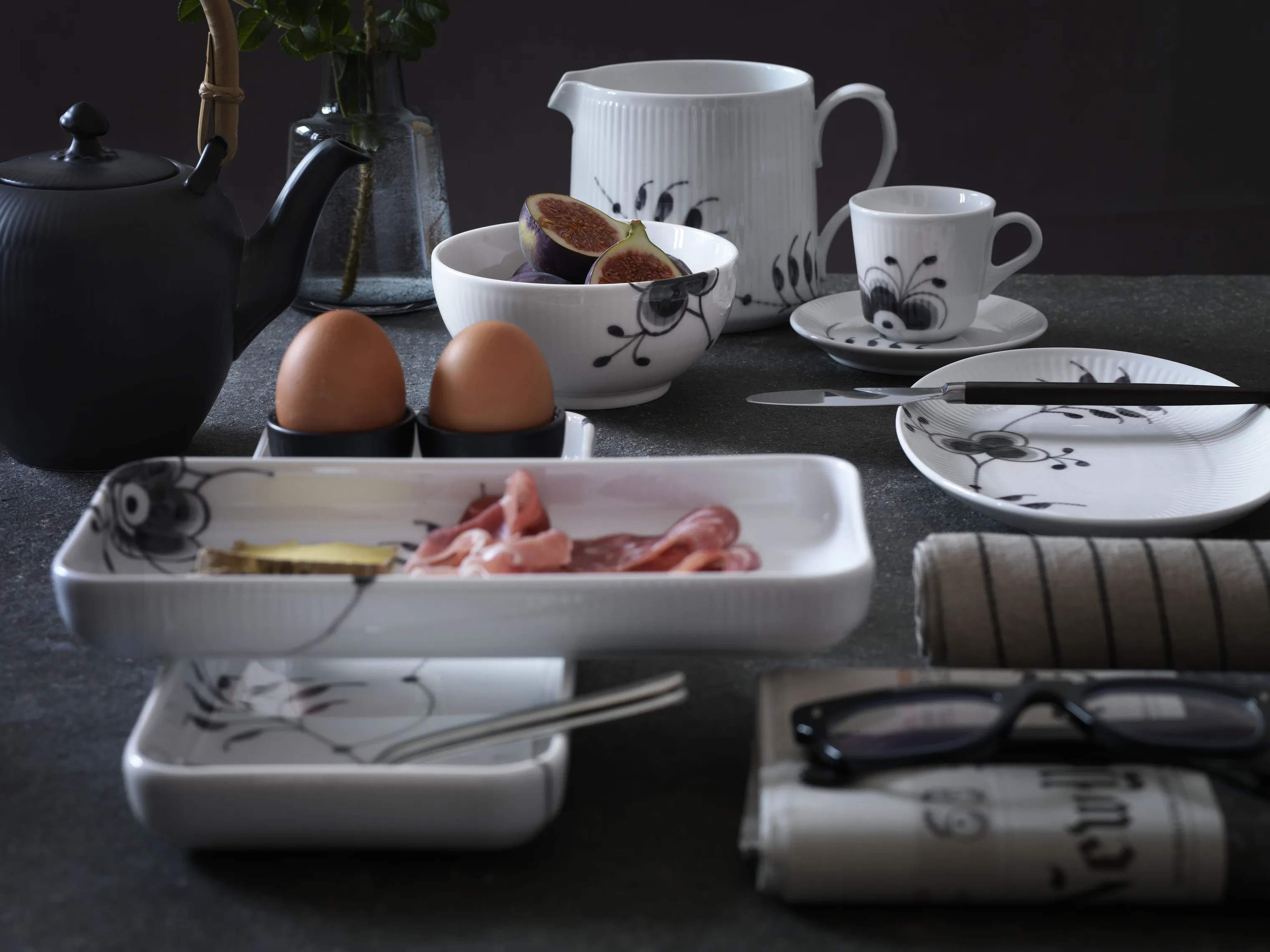 Royal Copenhagen Serveringsfade Sort Mega Riflet Fad i Sort/hvid, 36 cm, 3