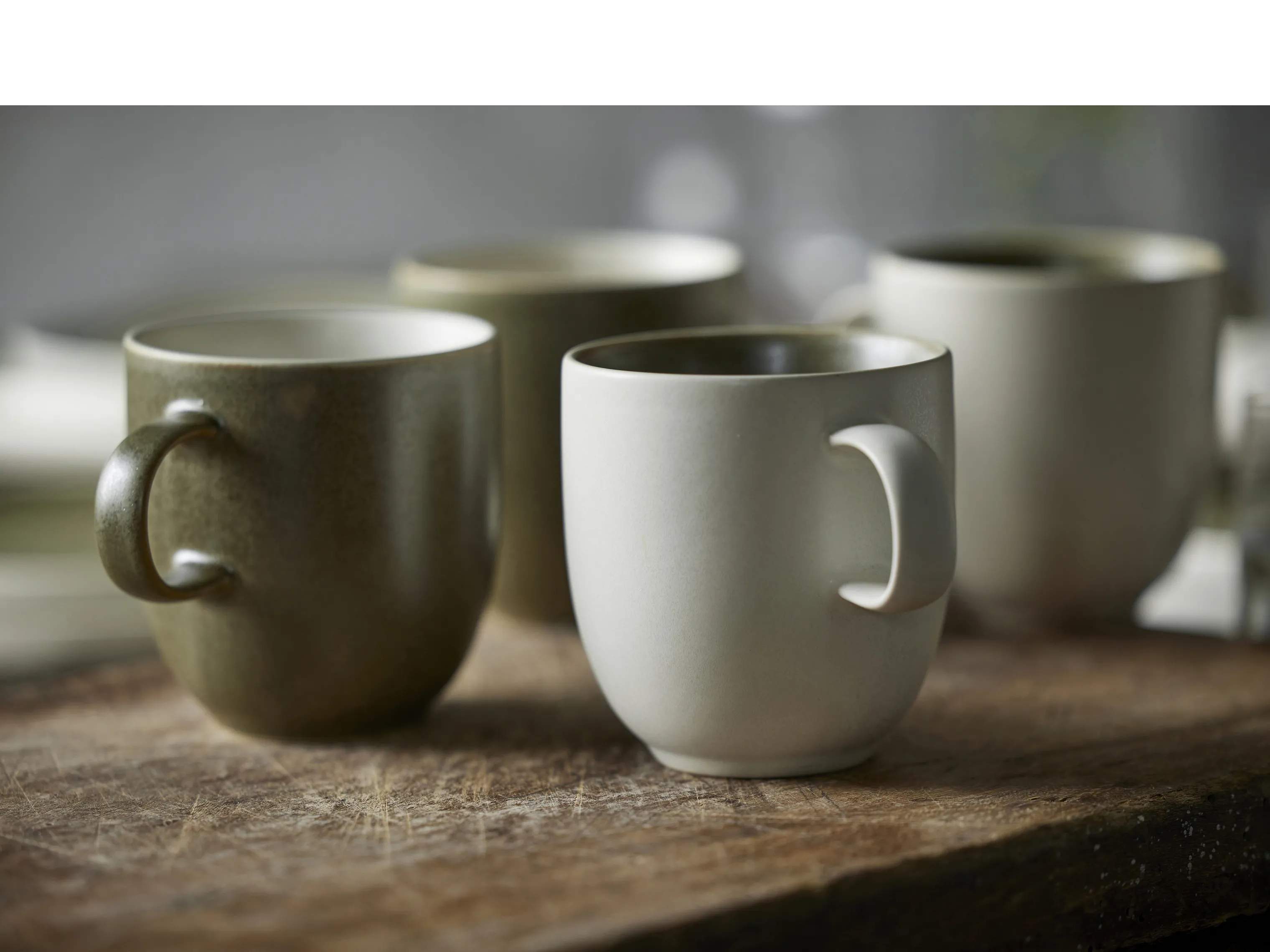 Studio Round Krus og kopper med hank North Krus i Matte moss/matte white, 2