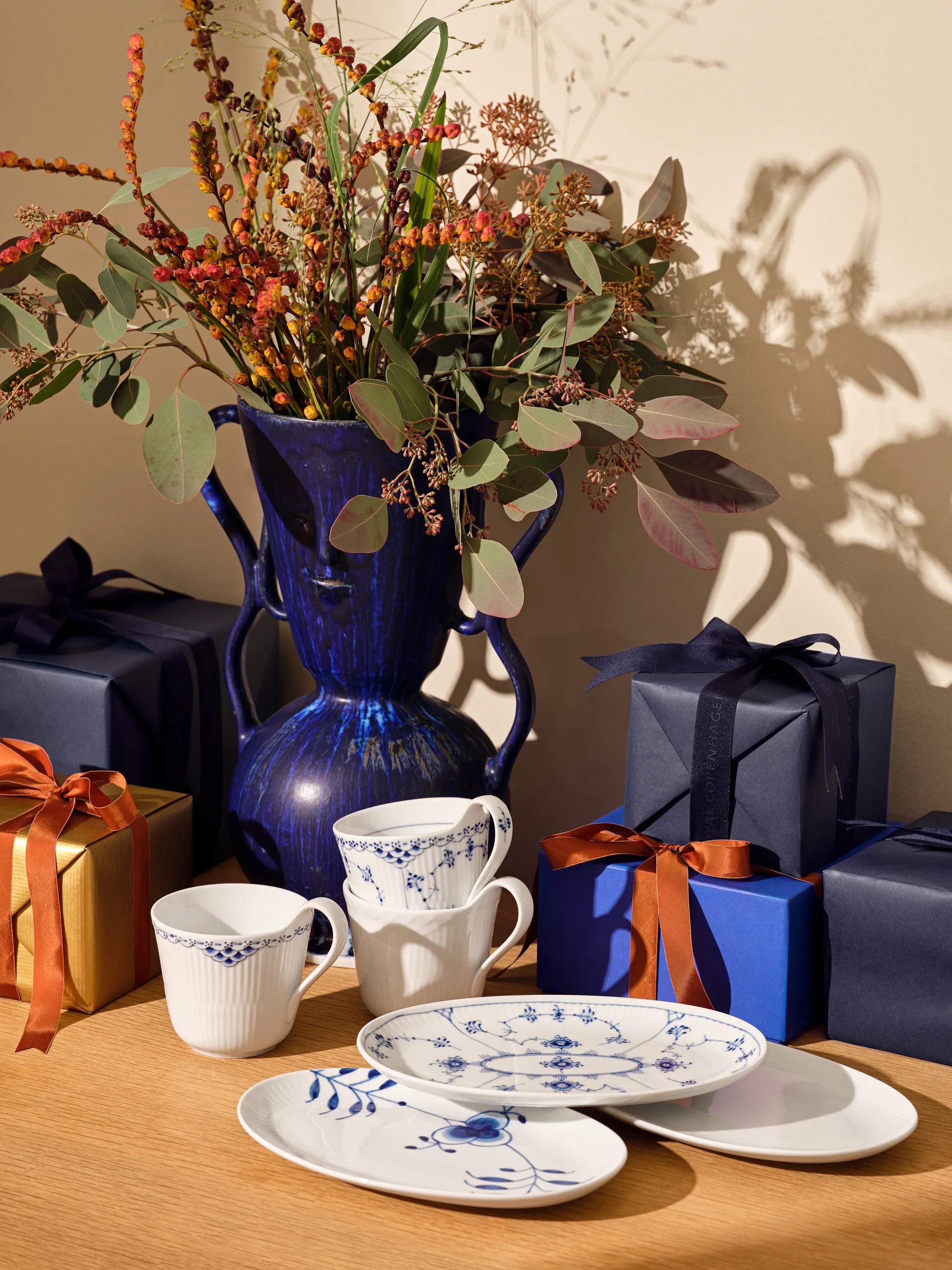 Royal Copenhagen Krus og kopper med hank Gifts with History Halvblonde Krus - 3 stk. i Koboltblå/hvid, 33 cl, 2