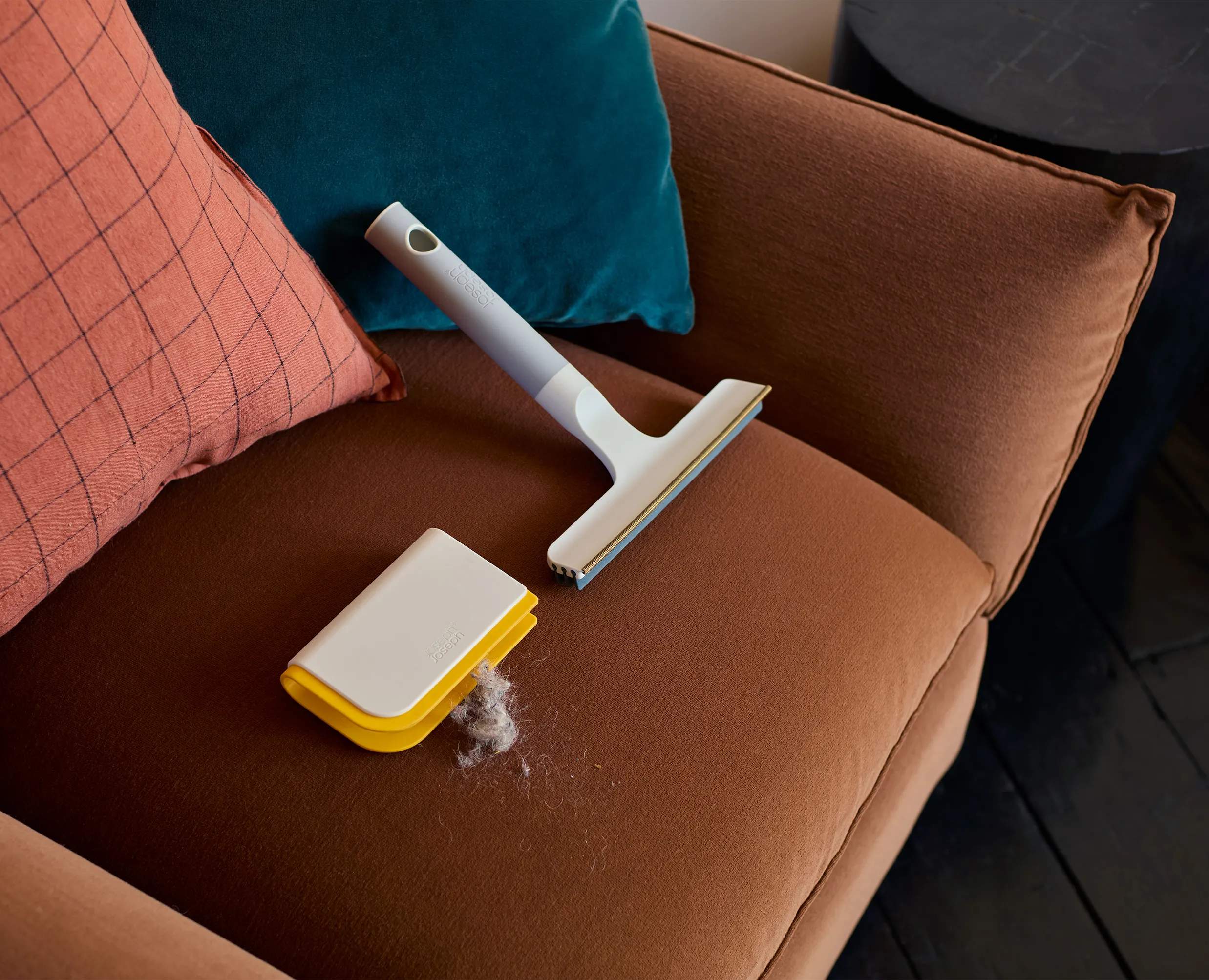 Joseph Joseph Støvsugere CleanTech 2-in-1 Tæpperenser i Light Stone, 2