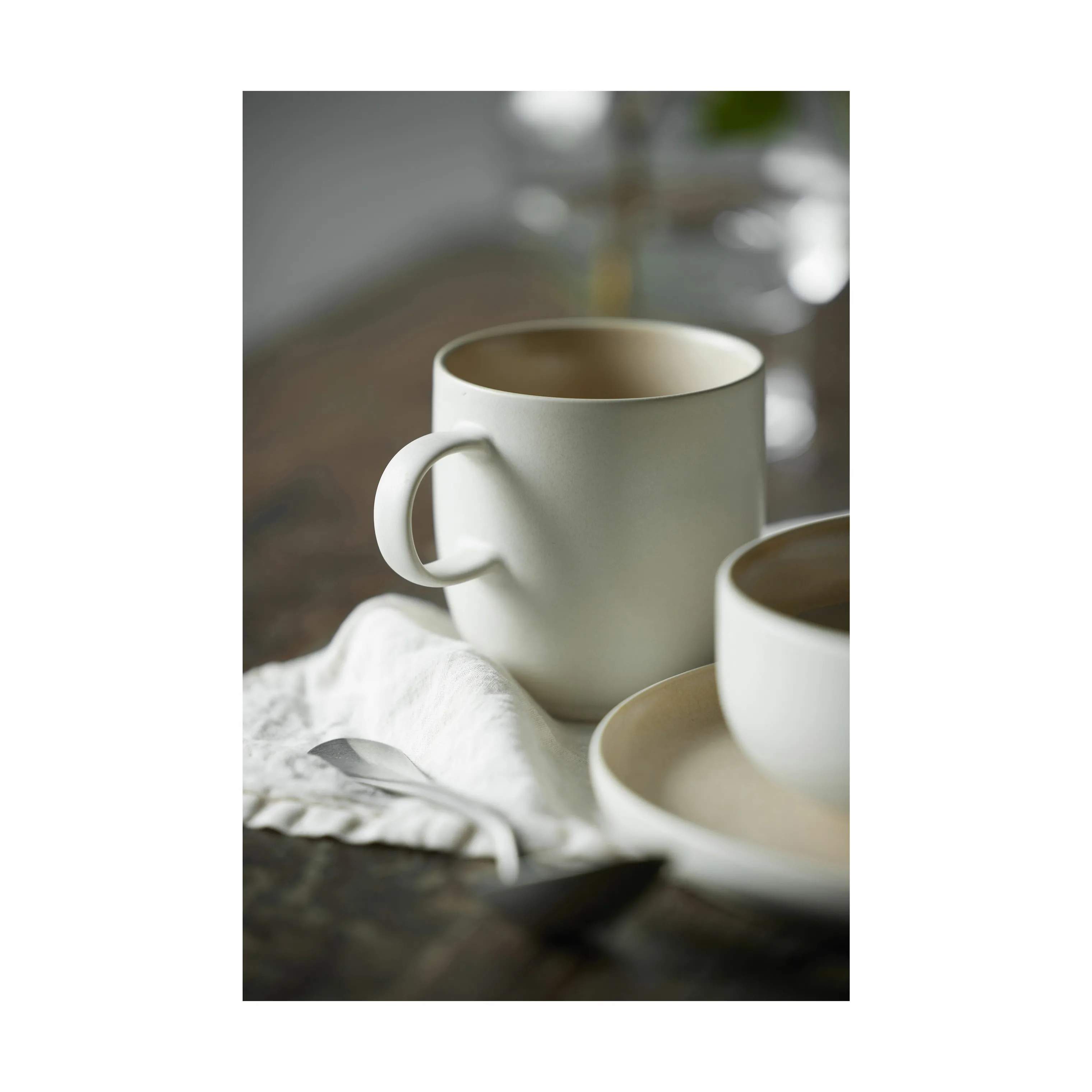 Studio Round Krus og kopper med hank North Krus i Matte white/matte sand, 4