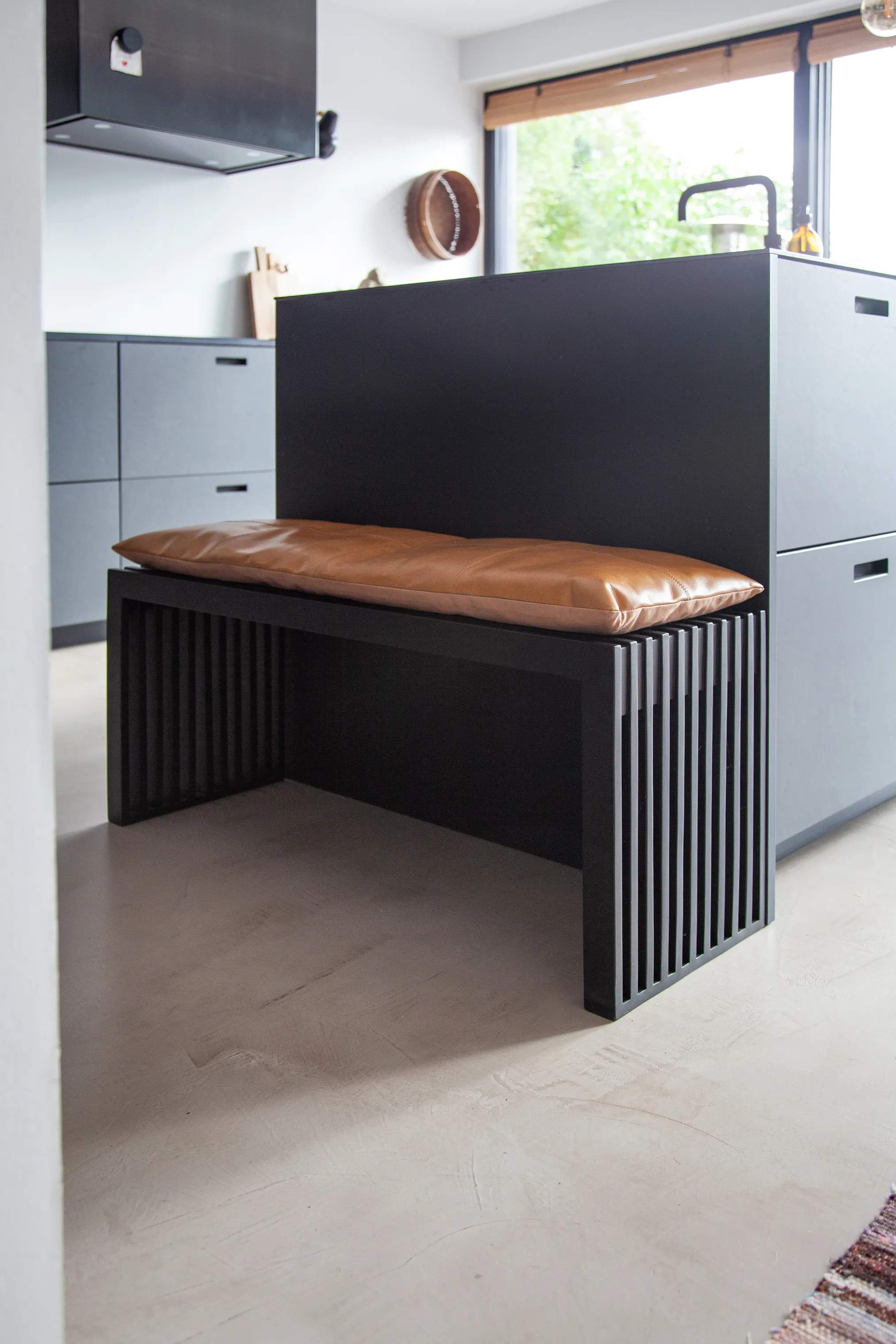 cinas Skamler Rib Bænk inkl. brun hynde i sort/brun, 104 cm, 6