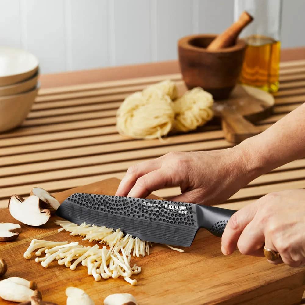 THE CUSTOM CHEF™ Santokuknive Cuisine::pro®
iD3 BLACK SAMURAI™ Cuisine::pro iD3 BLACK SAMURAI™ Santokukniv i Sort, 18 cm, 2