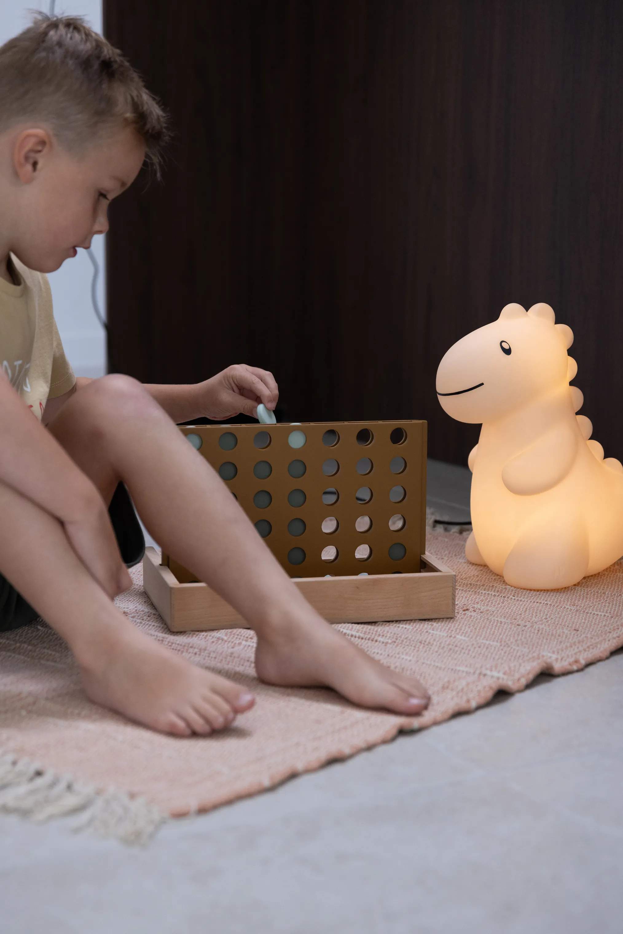 Atelier Pierre Junior Bordlamper Jéroom Bordlampe - Dinosaurussen Jeroom i Sand colour, 30 cm, 2