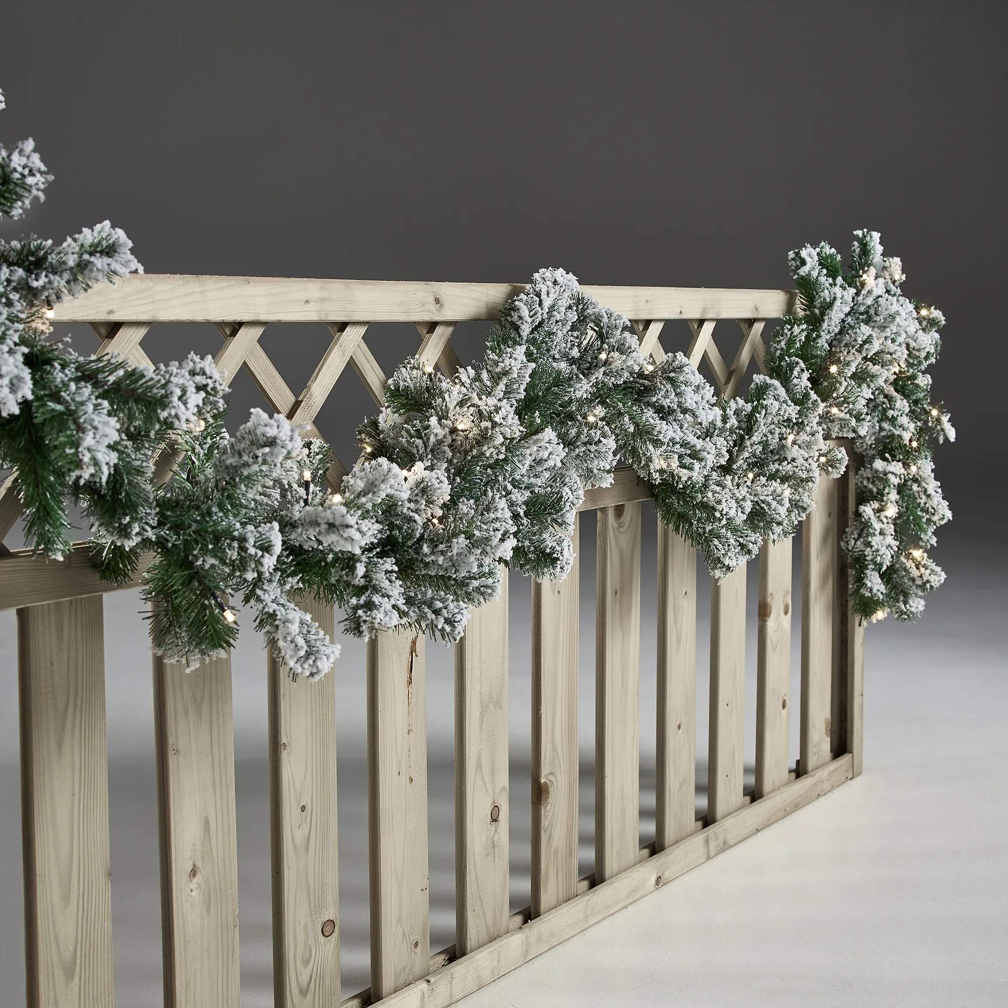 Nordic Winter Øvrigt julepynt Kunstig granguirlande i hvid, 2