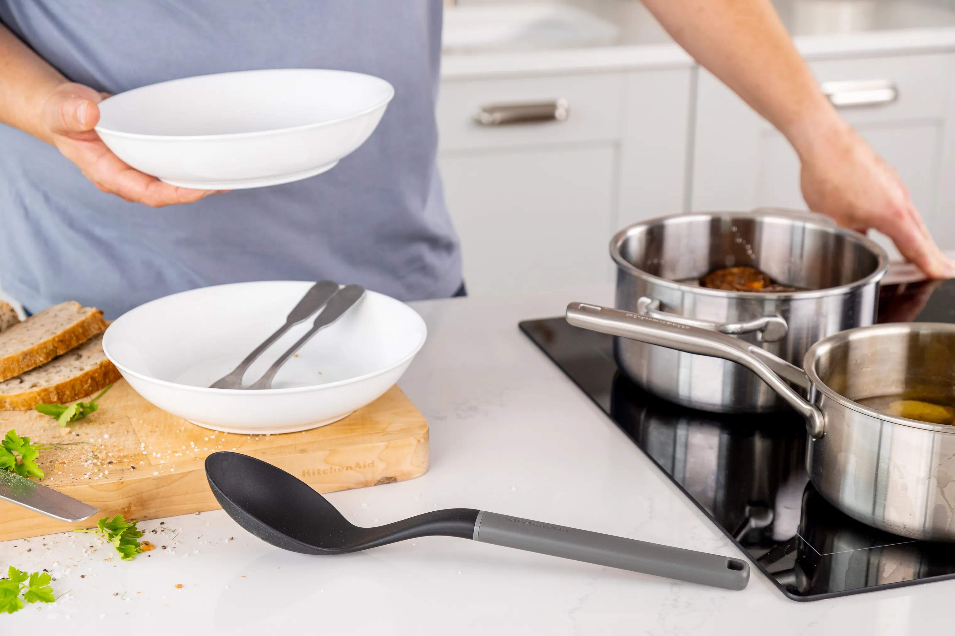 KitchenAid Grydeskeer Classic Grydeske i Grå, 34 cm, 2