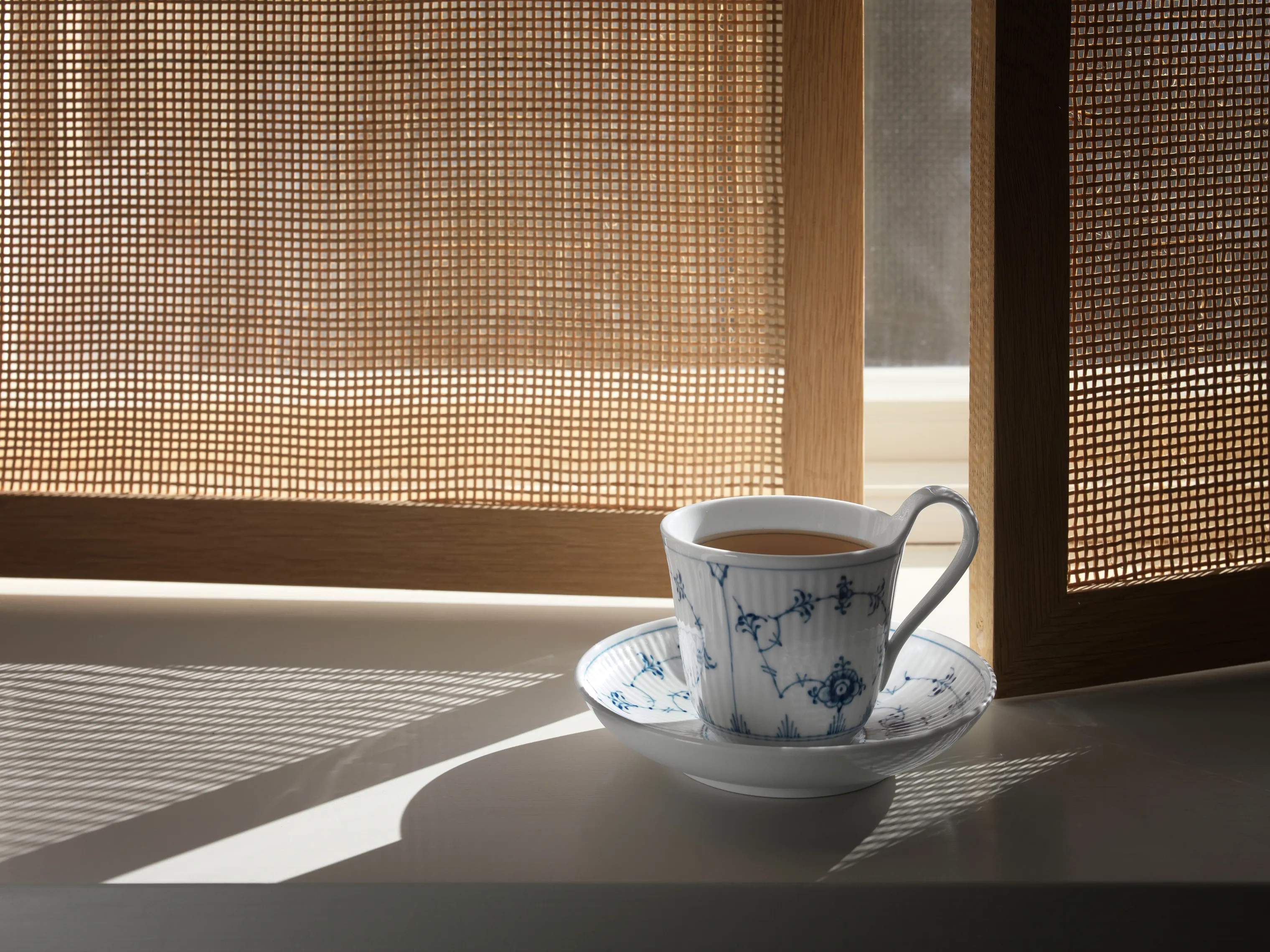 Royal Copenhagen Krus og kopper med hank Musselmalet Riflet Kop m. underkop i 25 cl, 2