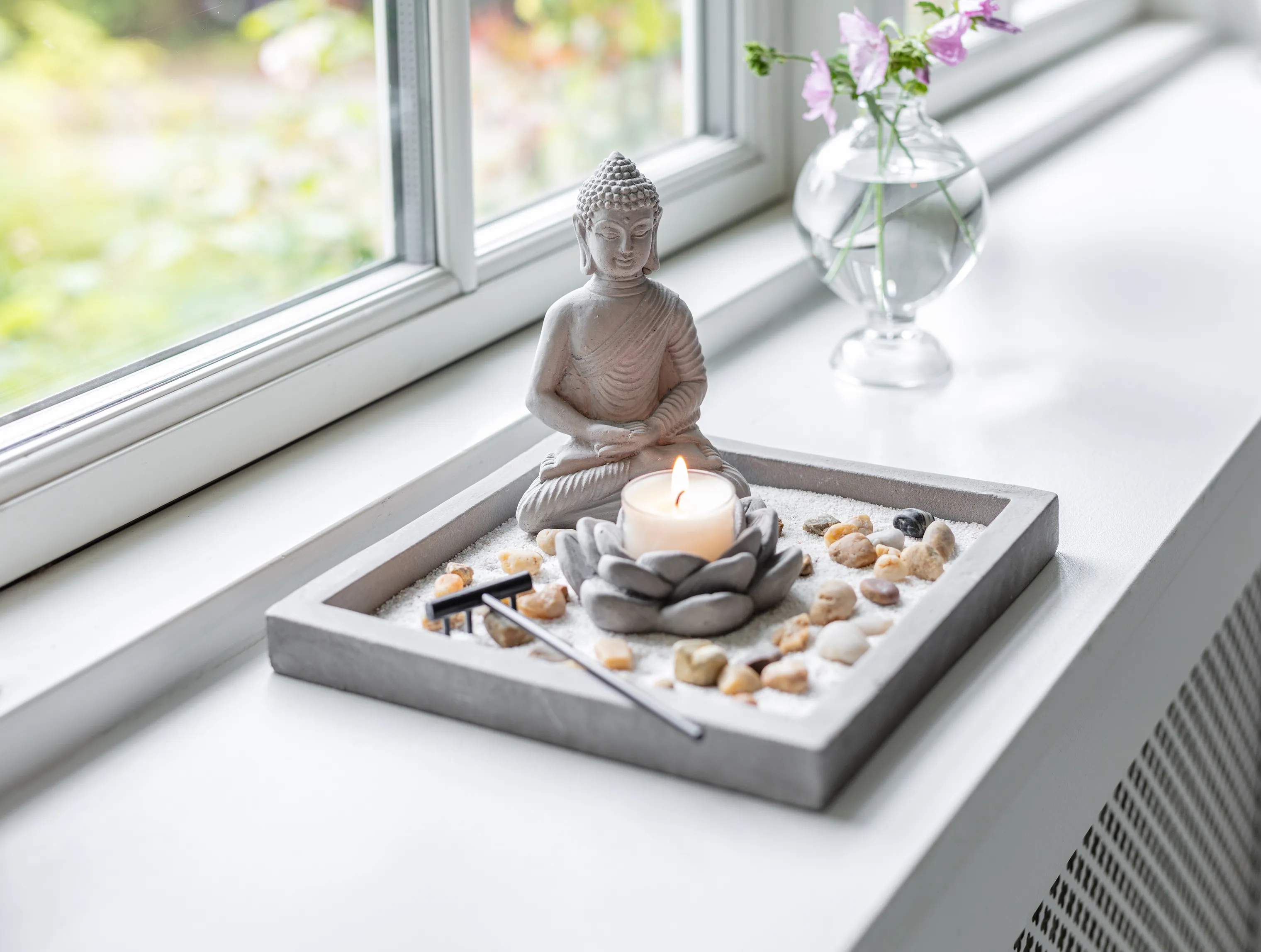 CASA Living Lysdekoration Bakke med Buddah dekoration i Natur/grå, 2