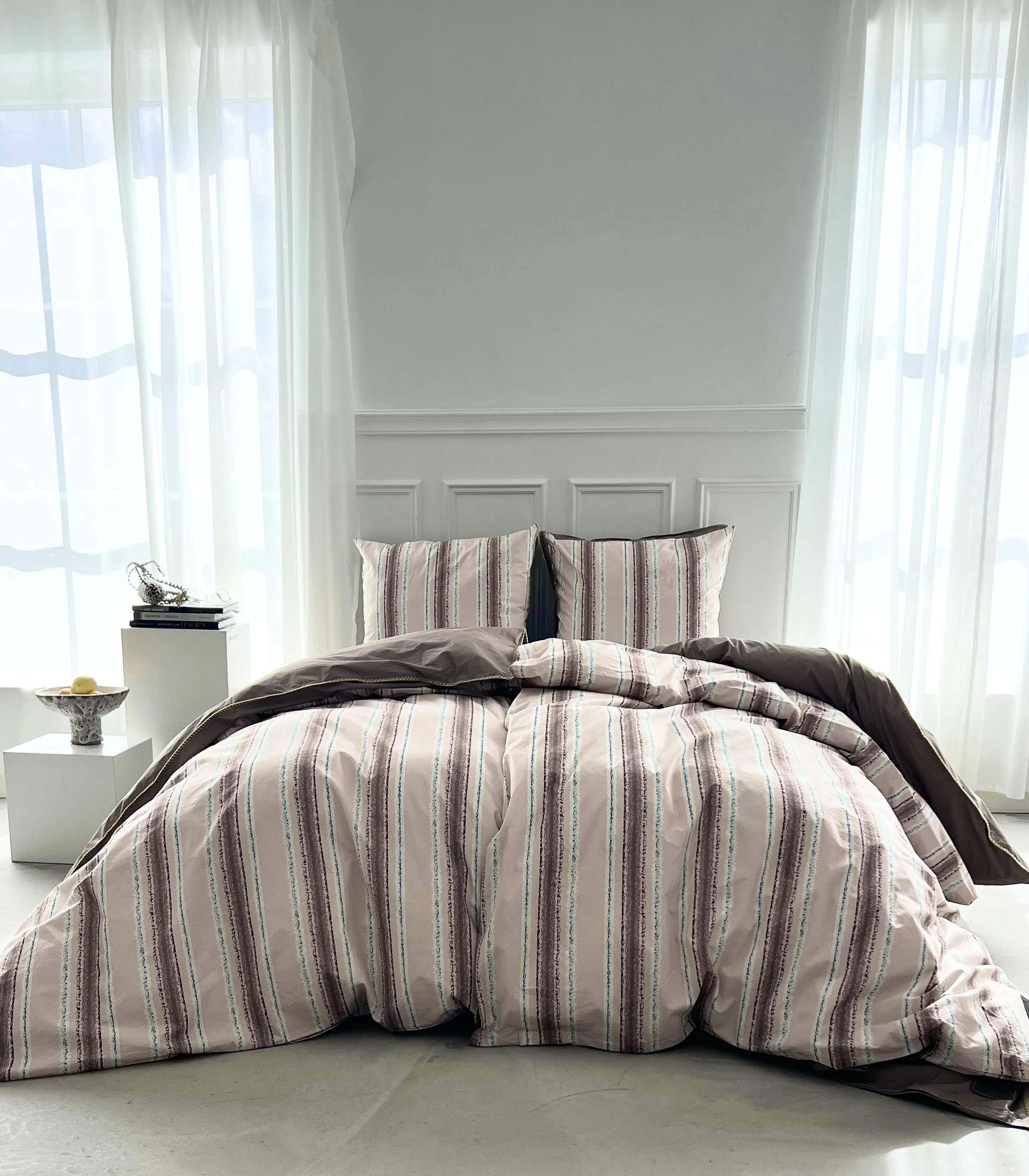 omhu x Mads Barfod Sengetøj Steamline Streamline Sengetøj i Latte, B140 x L220 cm, 1