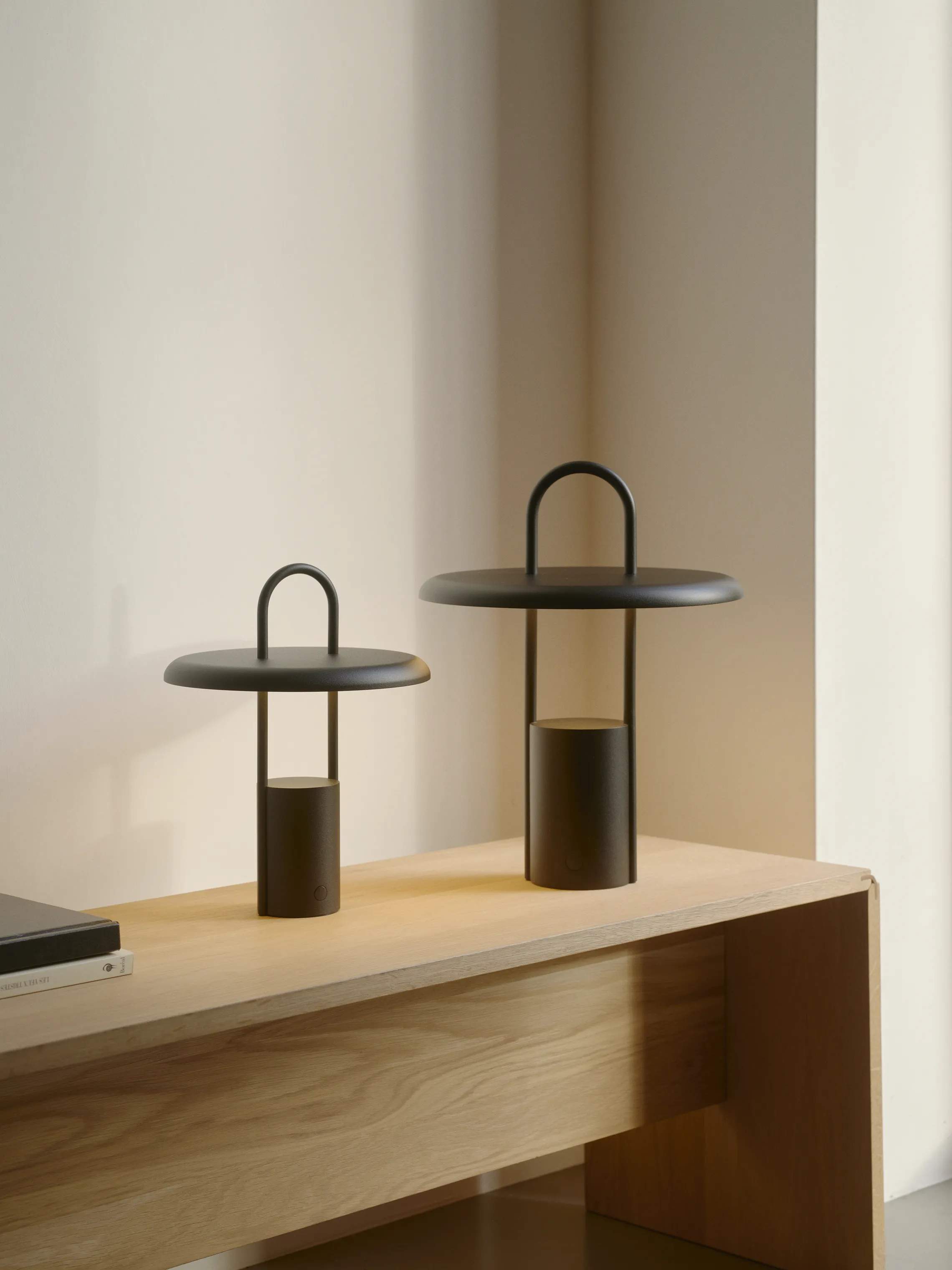 Stelton LED-lamper Pier Transportabel LED-Lampe i Black, 33,5 cm, 2