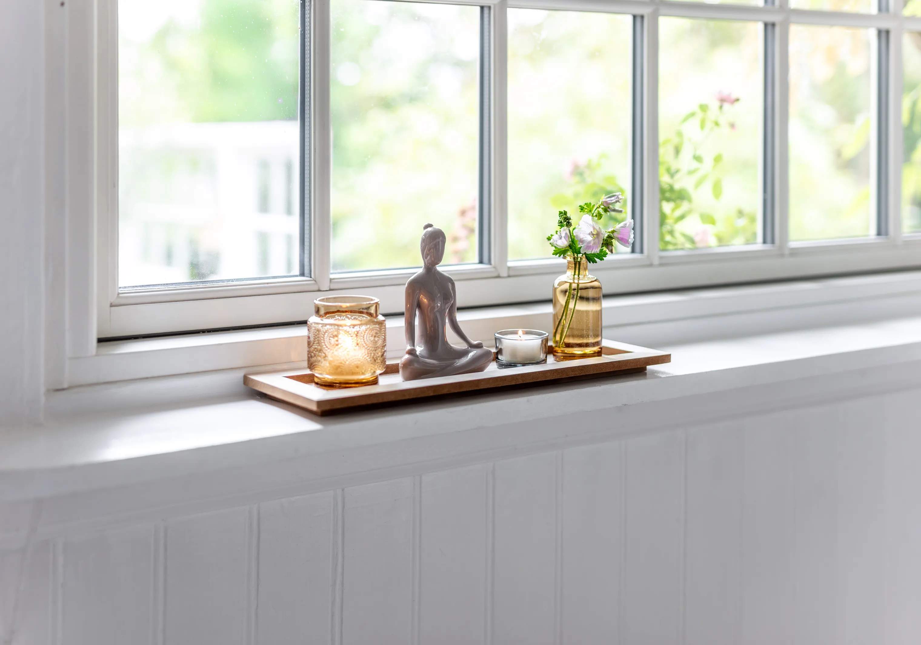 CASA Living Lysdekoration Bakke med Yoga dame i natur/hvid/gylden, 2