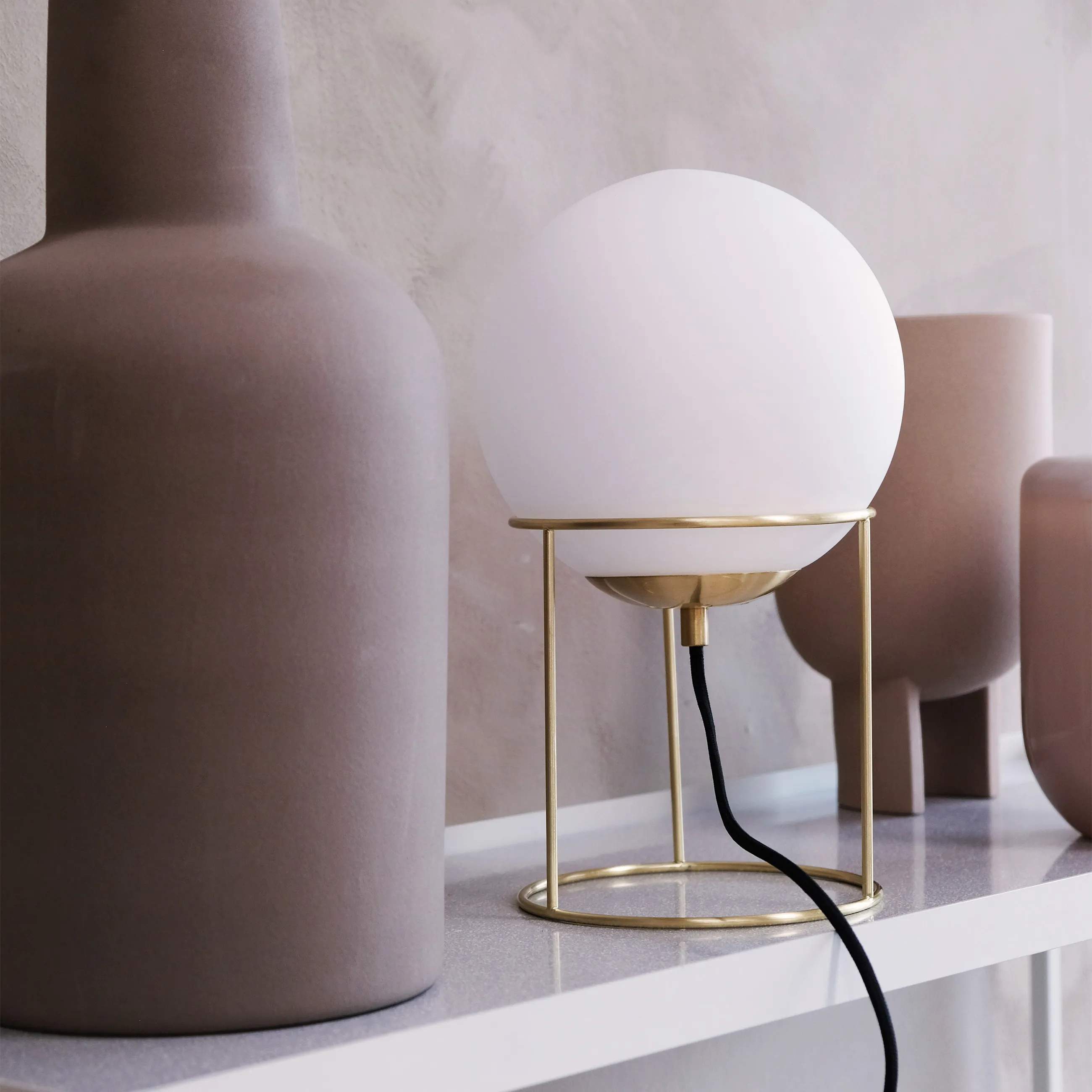 Dyberg Larsen Bordlamper Madrid Bordlampe i Opal/Messing, 2