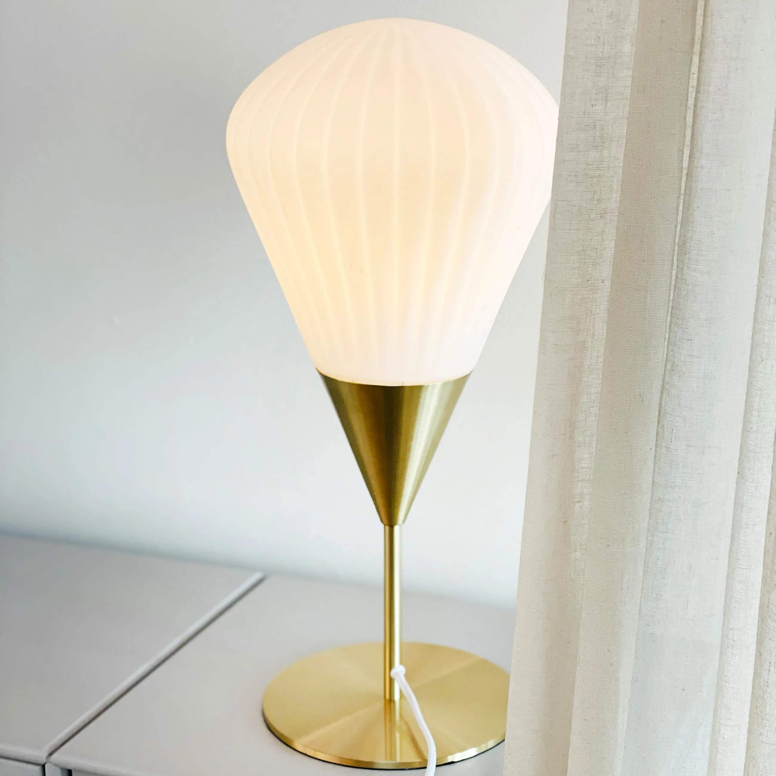 Dyberg Larsen Bordlamper Ballon Bordlampe i Opal/messing, 2