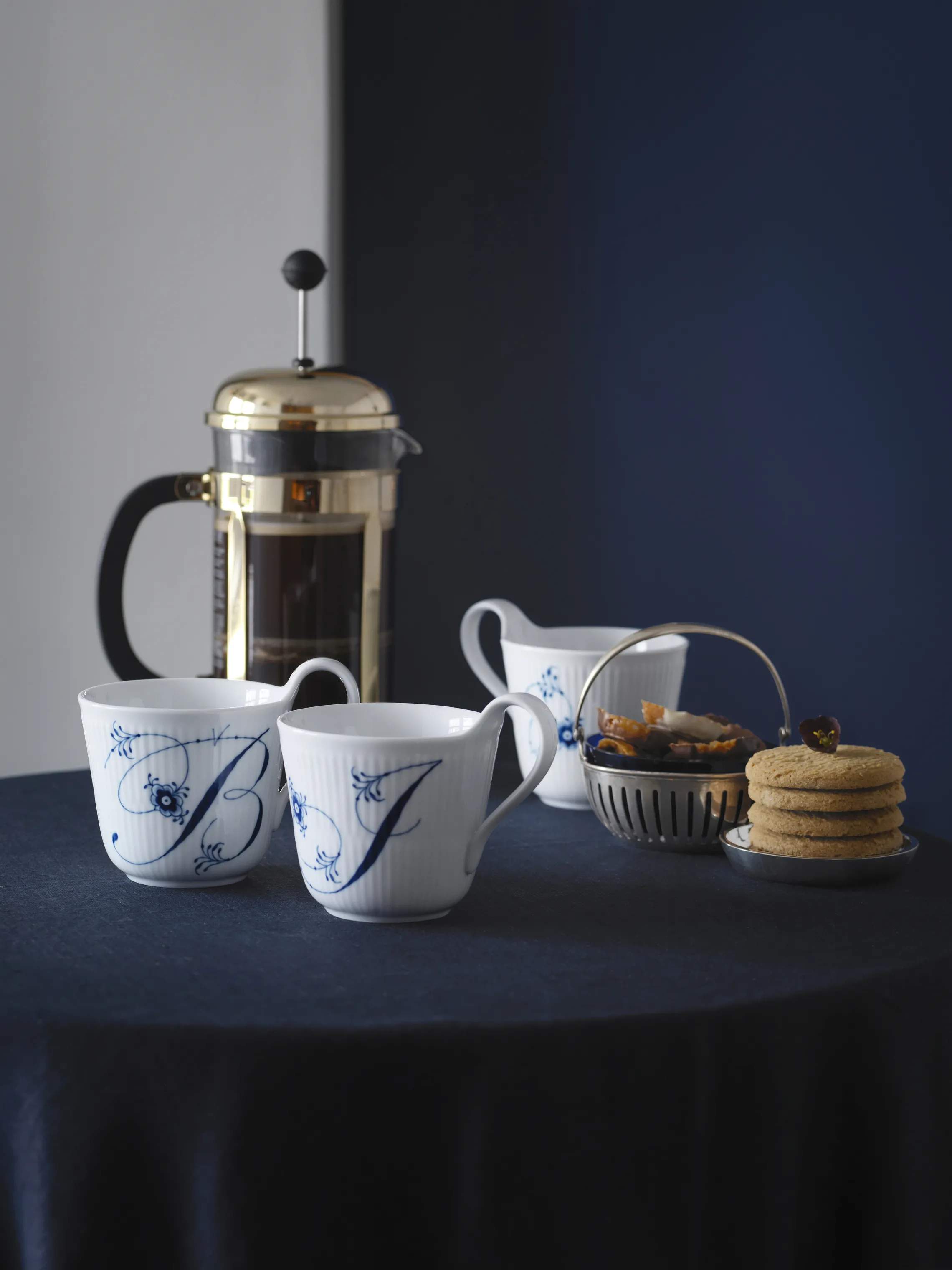 Royal Copenhagen Krus og kopper med hank Alfabet Kollektion Højhankskop - I i I krus, 2