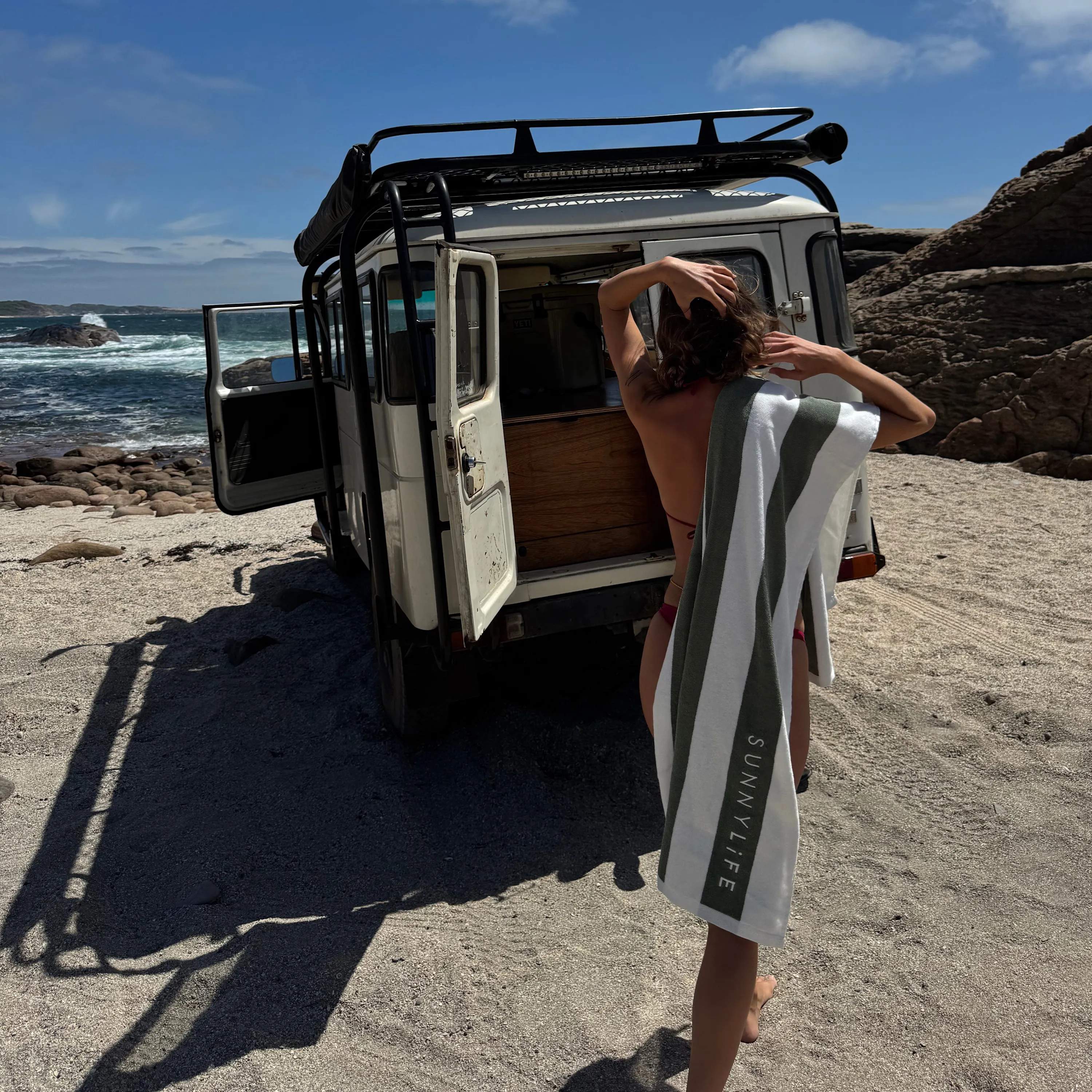 Sunnylife Håndklæder Badehåndklæde - The Vacay i Olive, 3